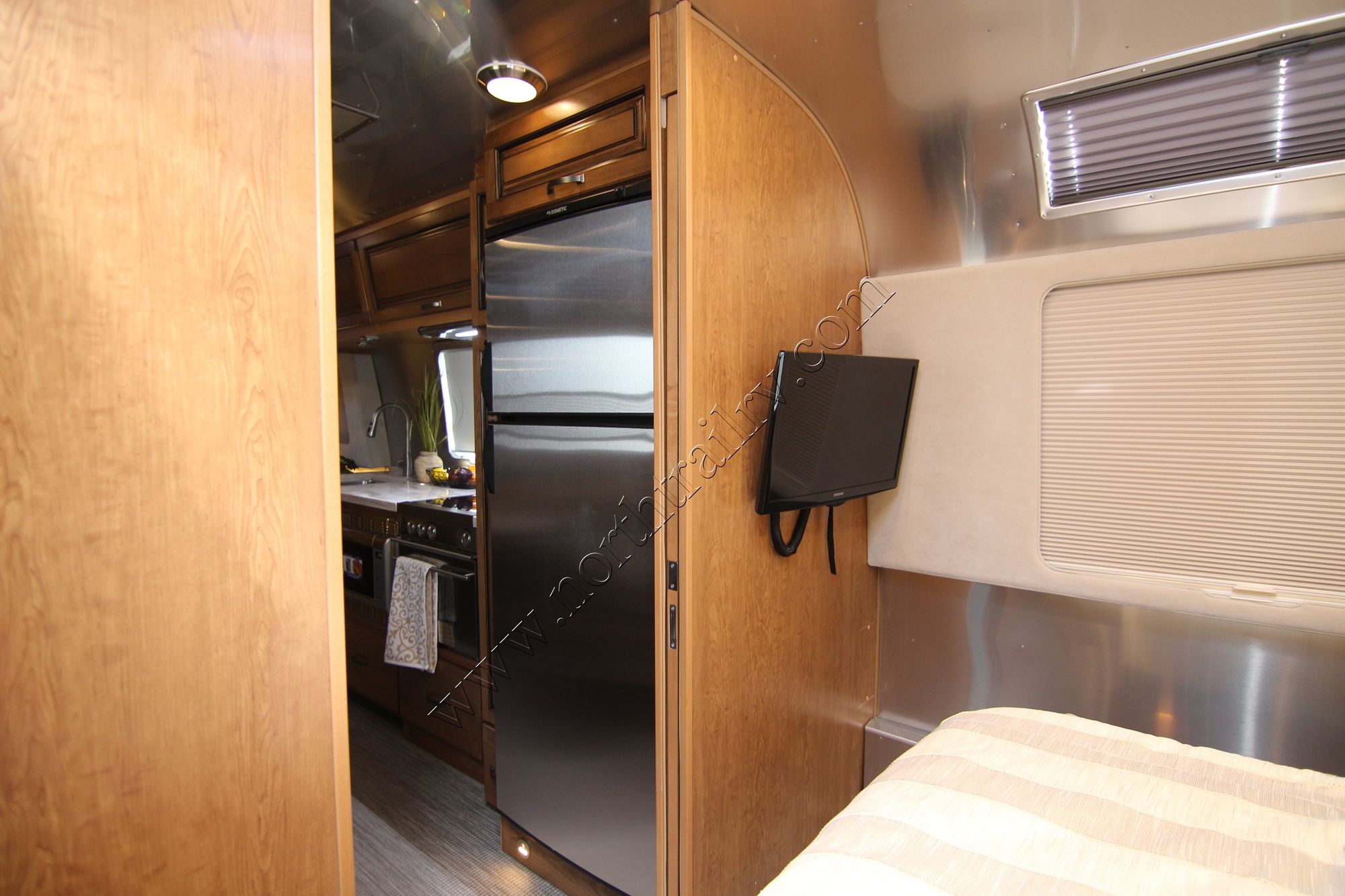 New 2018 Airstream Classic 33FB Travel Trailer  For Sale