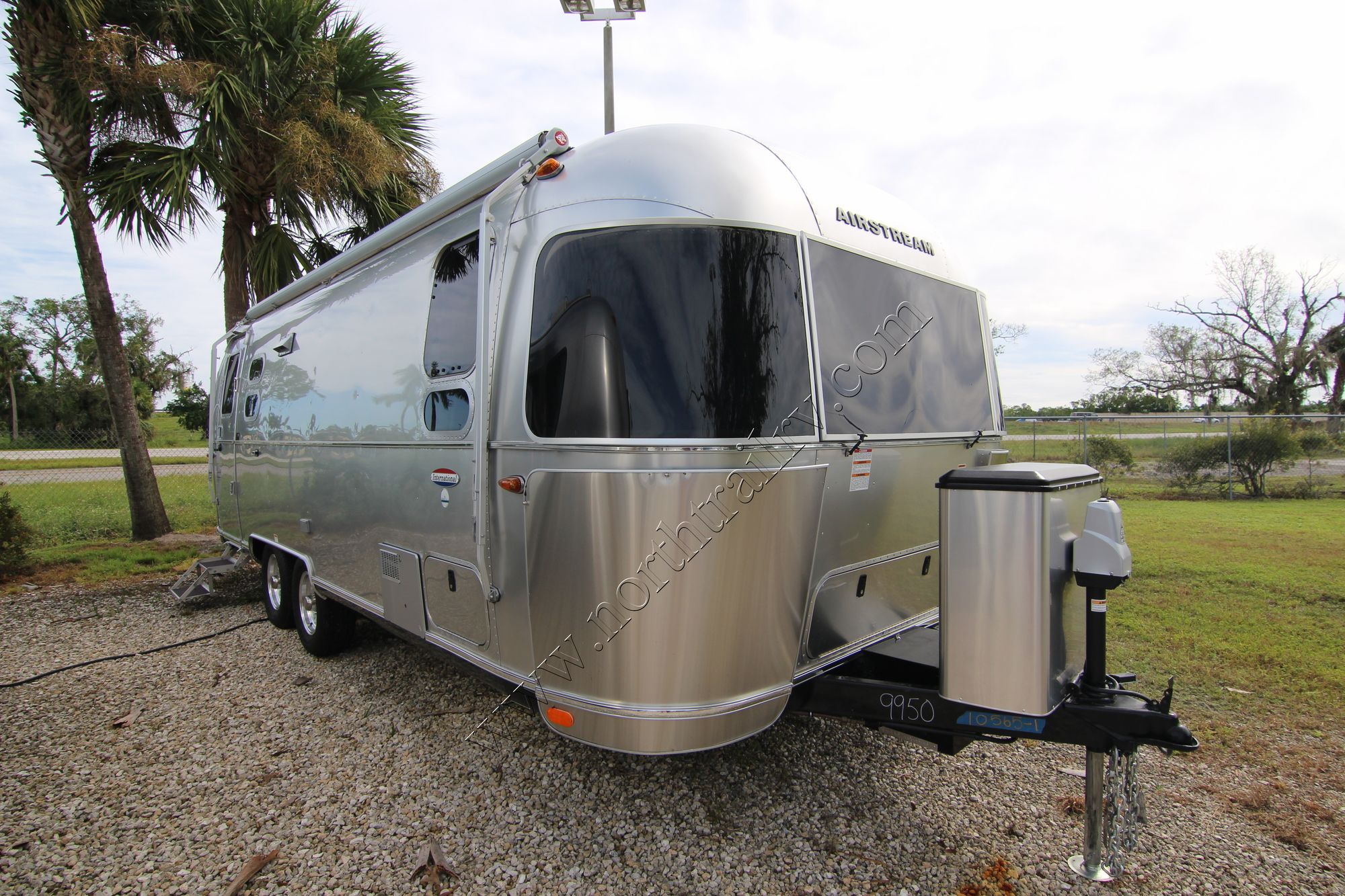 2017 Airstream International Serenity TWIN BED LOUNGE