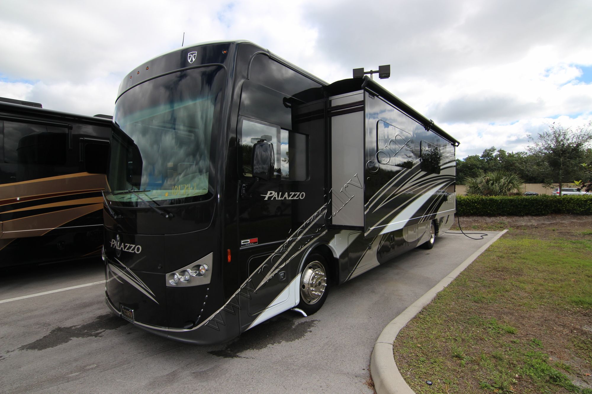 Used 2016 Thor Palazzo 36.2 Class A  For Sale