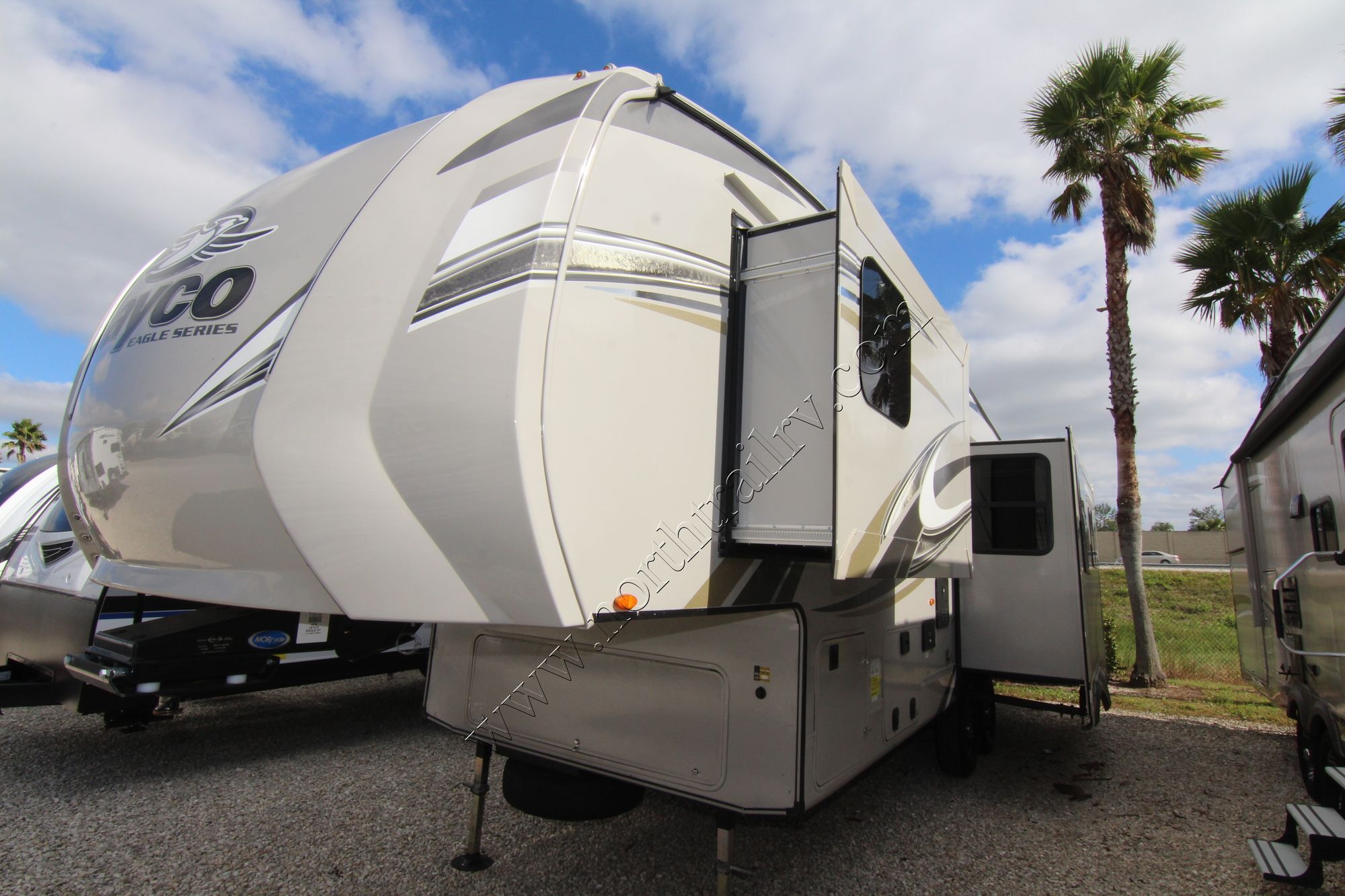 smart converter on 2018 jayco 5th wheels 28.5rsts