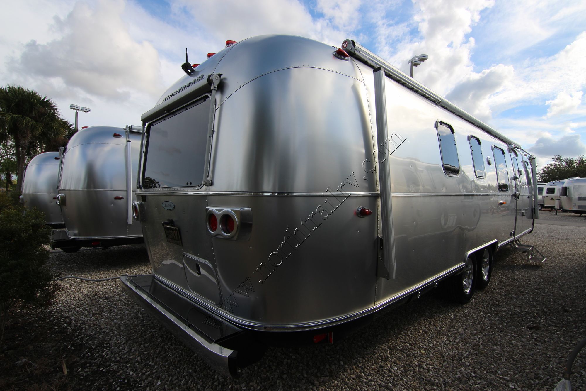 New 2018 Airstream Classic 33FB Travel Trailer  For Sale