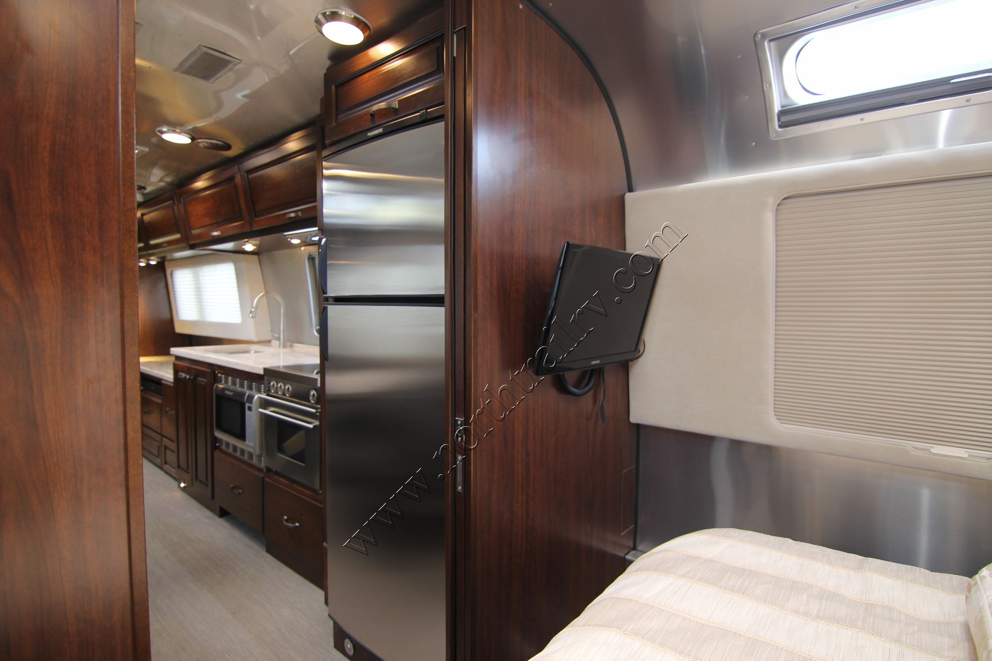 New 2018 Airstream Classic 33FB Travel Trailer  For Sale