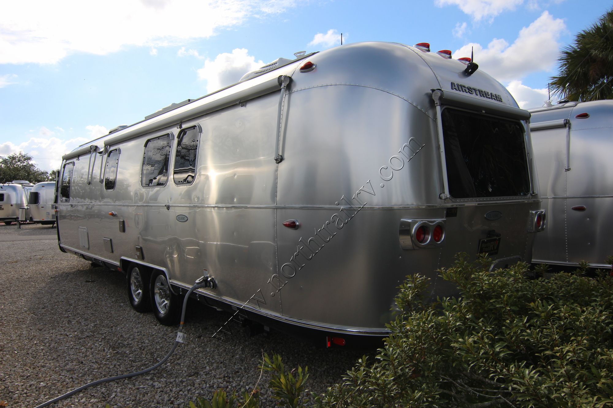 New 2018 Airstream Classic 33FB Travel Trailer  For Sale