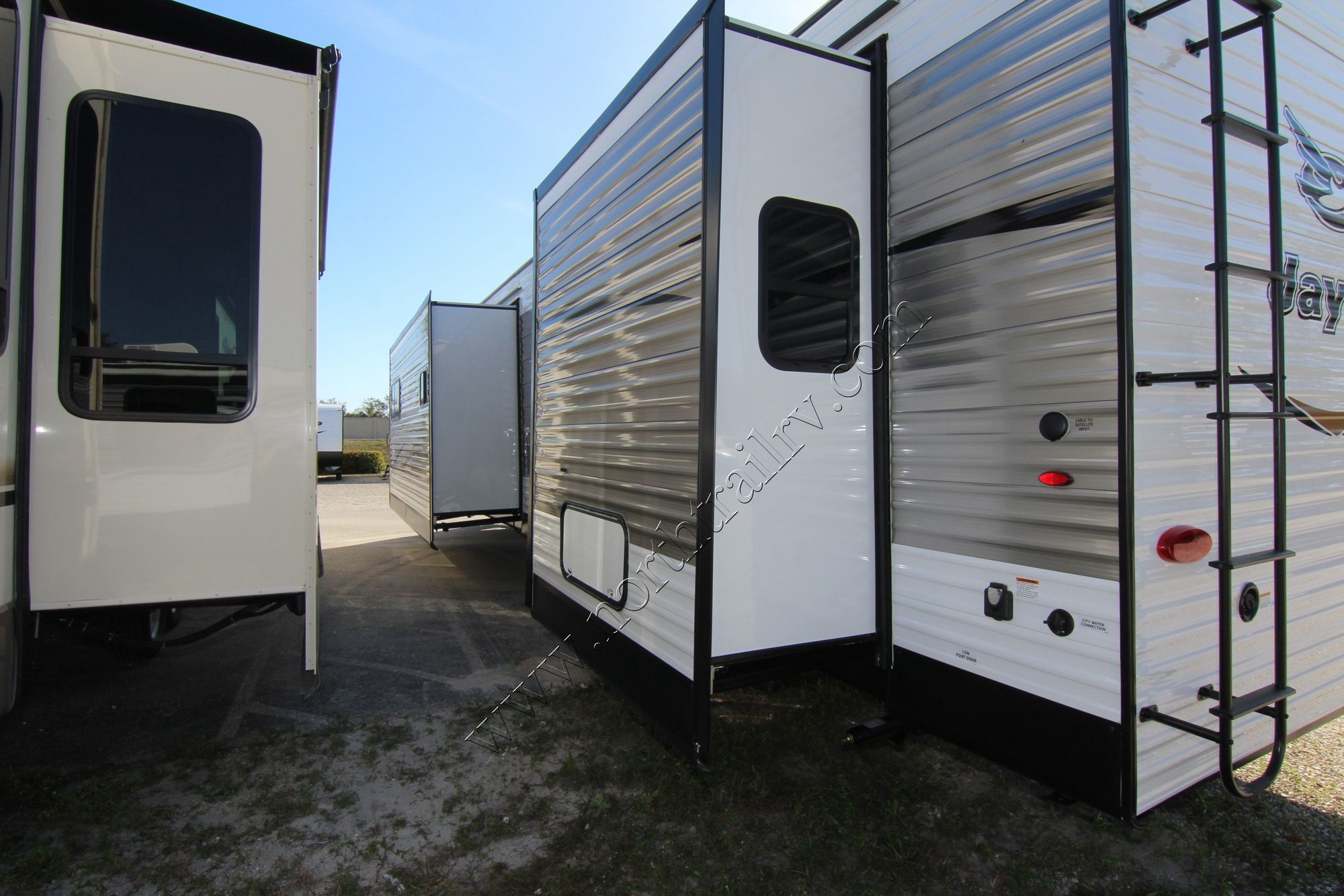 New 2018 Jayco Jay Flightbungalow 40FSDS Travel Trailer  For Sale