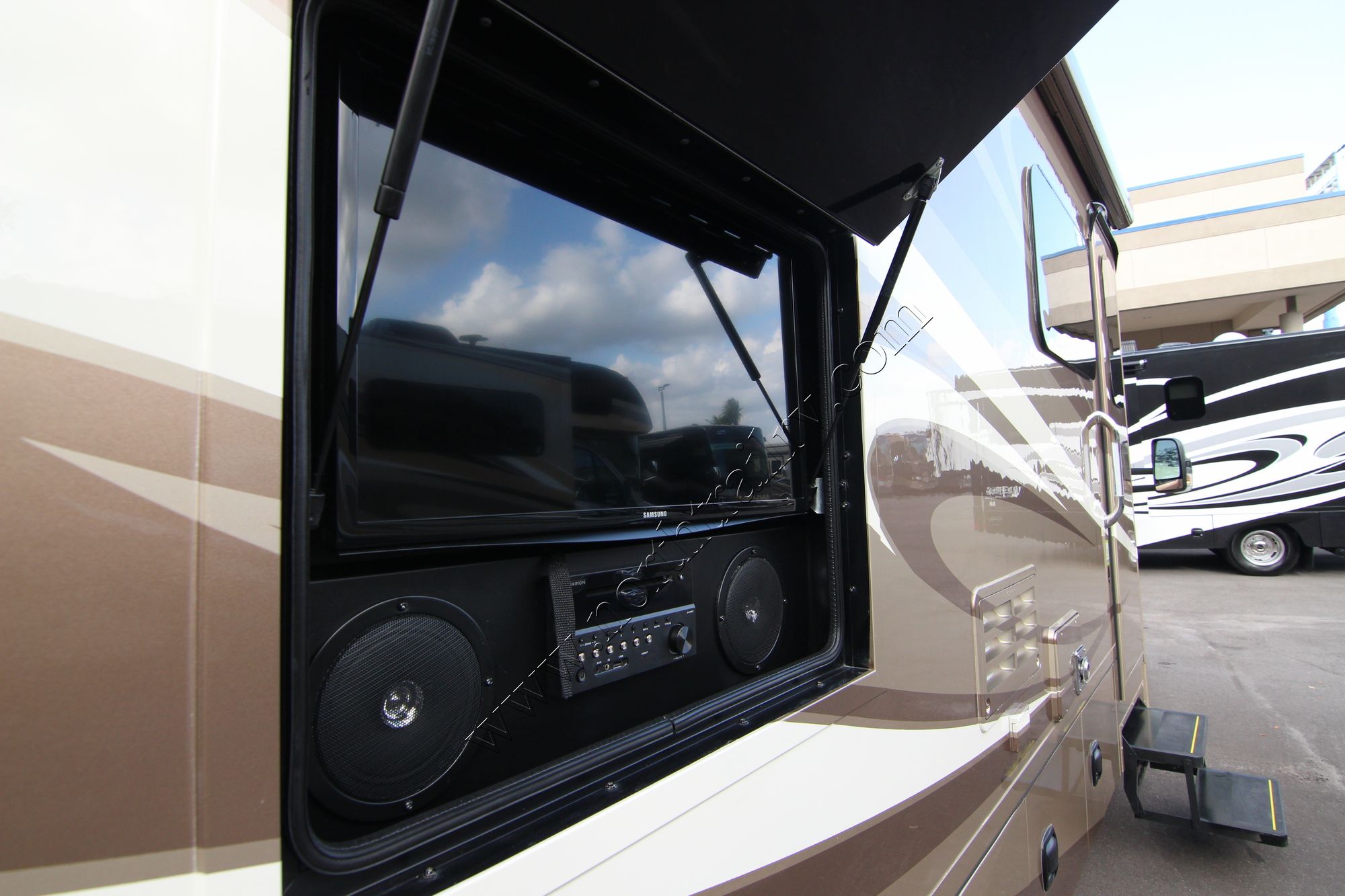 New 2018 Renegade Rv Vienna 25VQRS Class C  For Sale