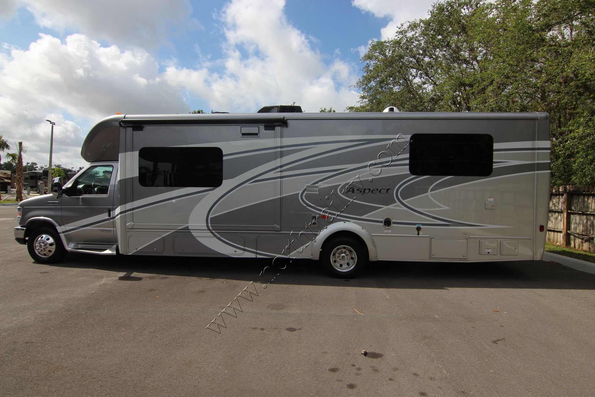 Used 2018 Winnebago Aspect 30J Class C  For Sale