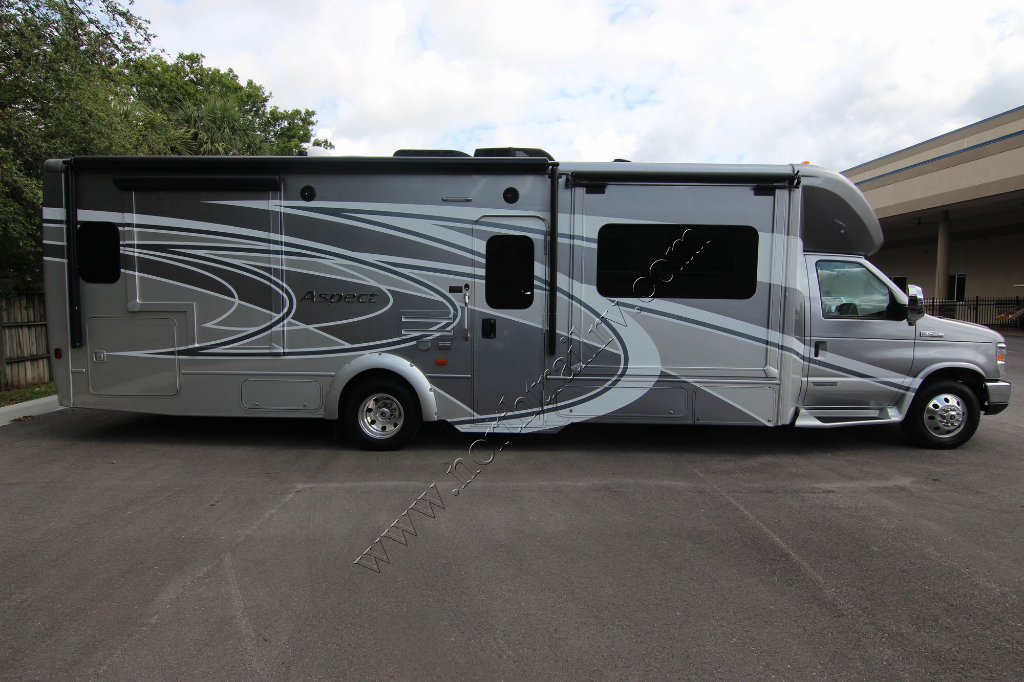 Used 2018 Winnebago Aspect 30J Class C  For Sale