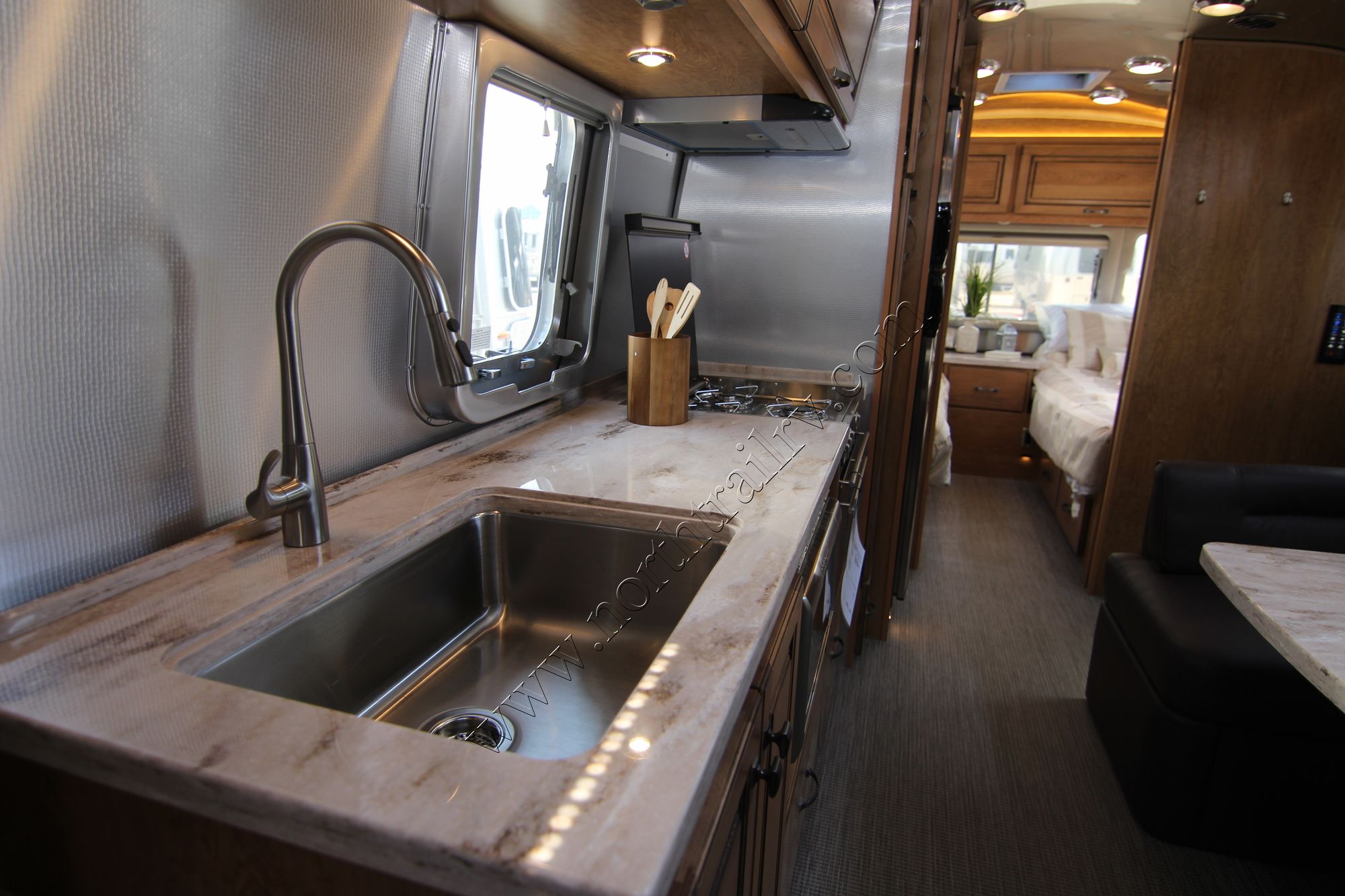 New 2018 Airstream Classic 33FB Travel Trailer  For Sale