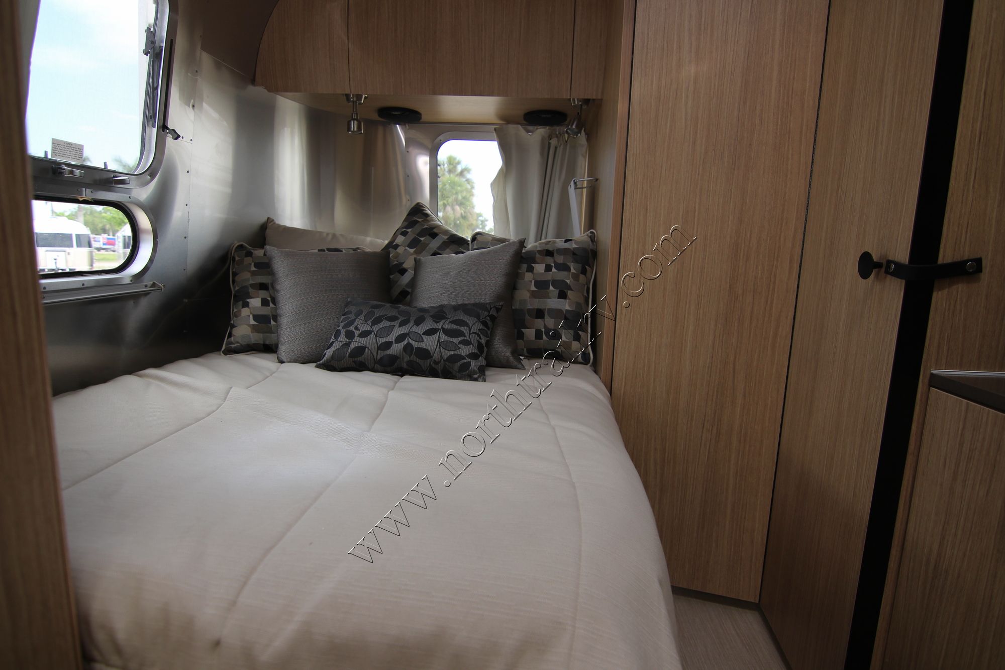 New 2018 Airstream Flying Cloud 23CB Travel Trailer  For Sale