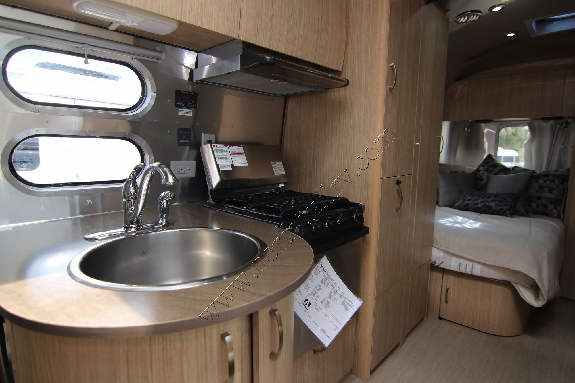 New 2018 Airstream Flying Cloud 23CB Travel Trailer  For Sale