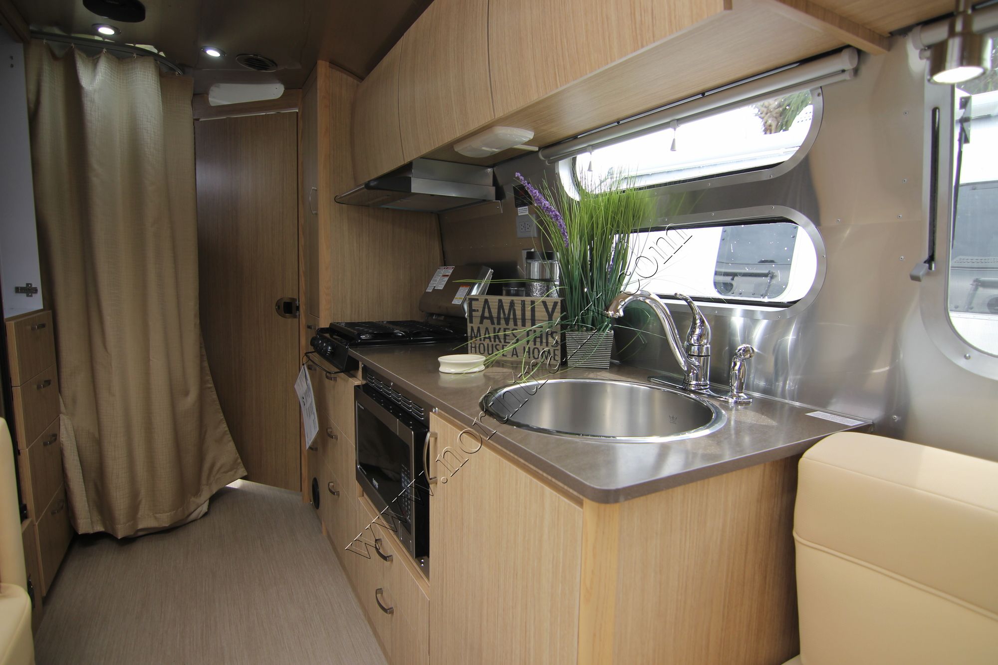 New 2018 Airstream Flying Cloud 30FB Travel Trailer  For Sale