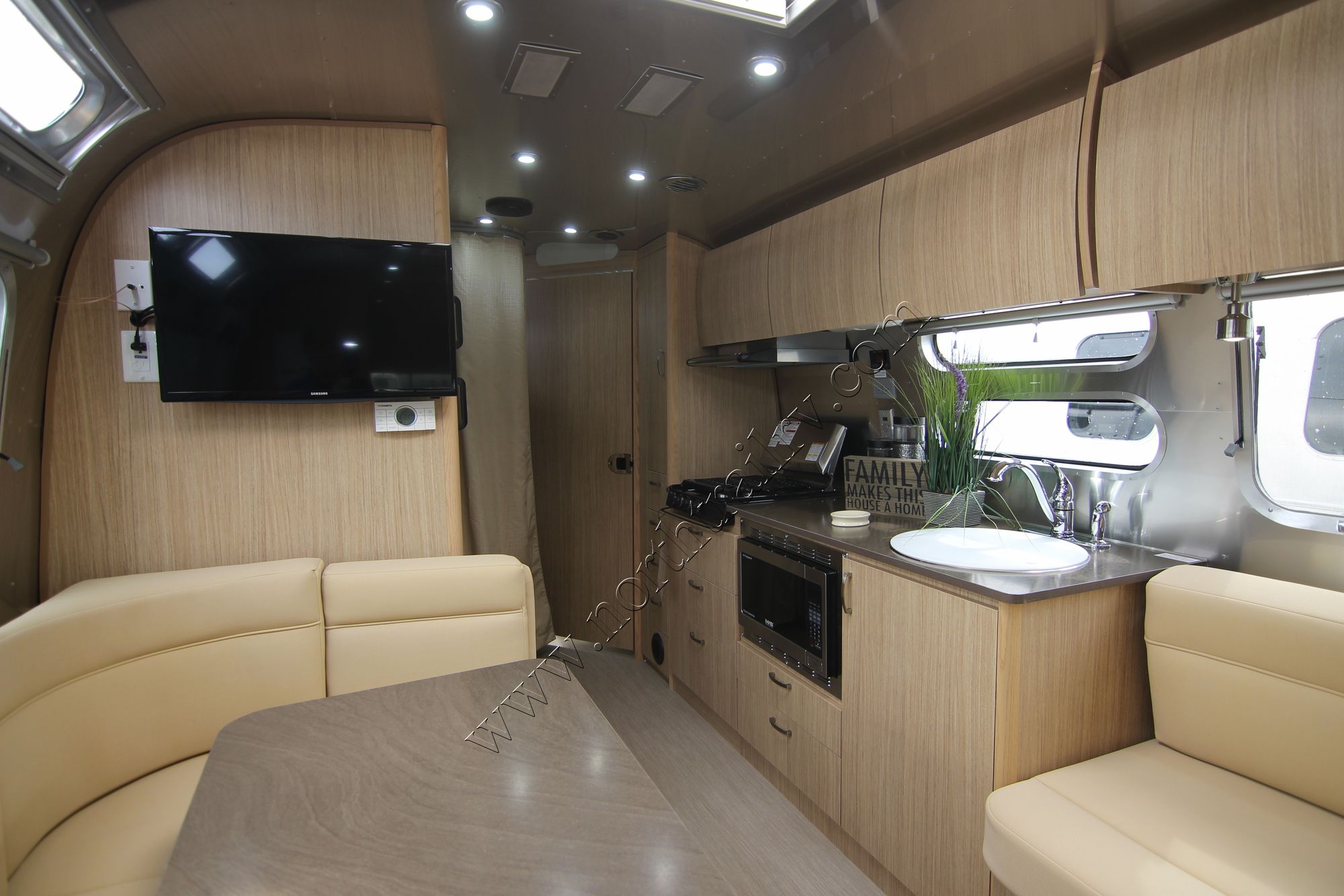 New 2018 Airstream Flying Cloud 30FB Travel Trailer  For Sale