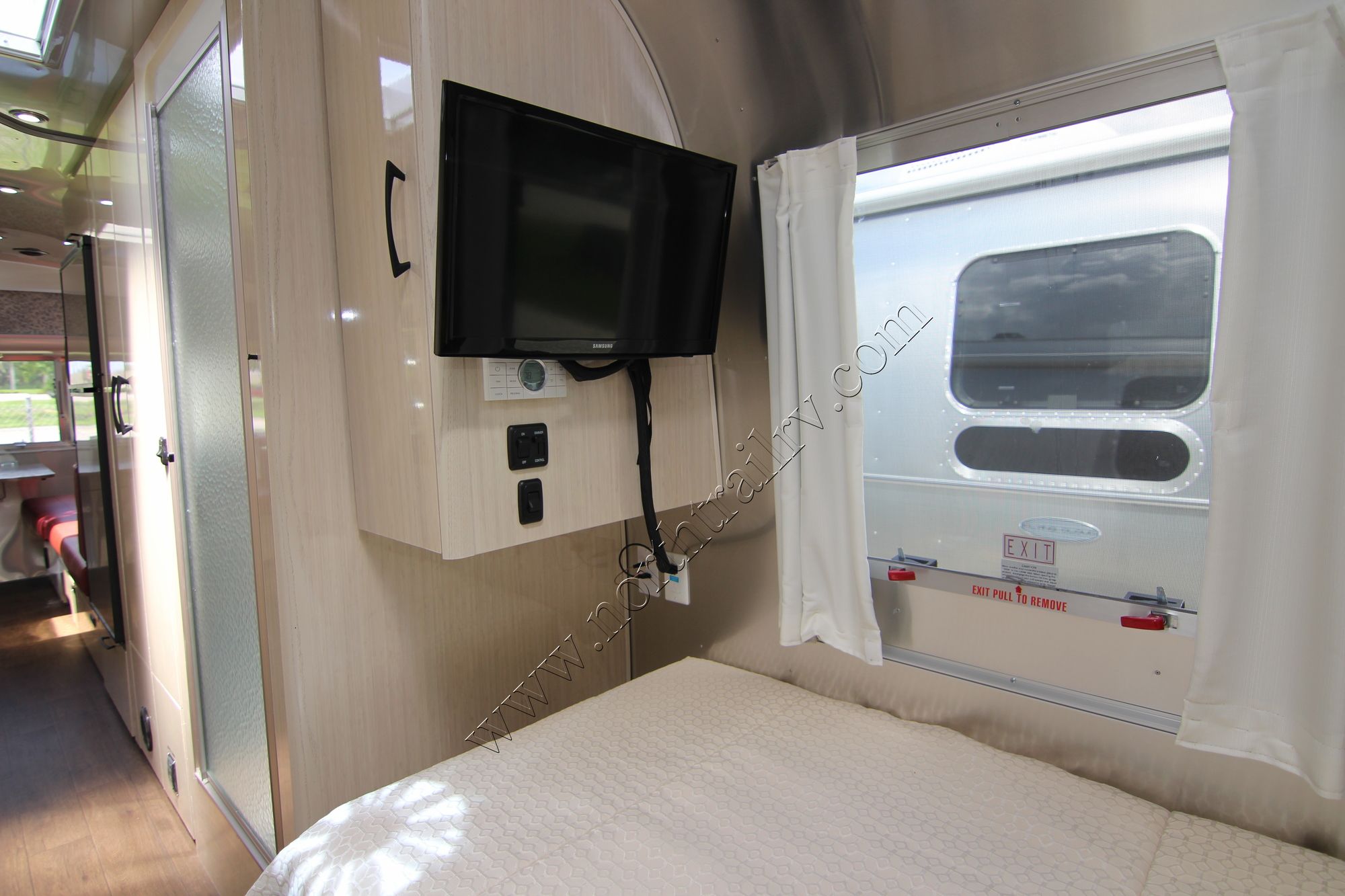 New 2019 Airstream Intl Serenity 27FB Travel Trailer  For Sale