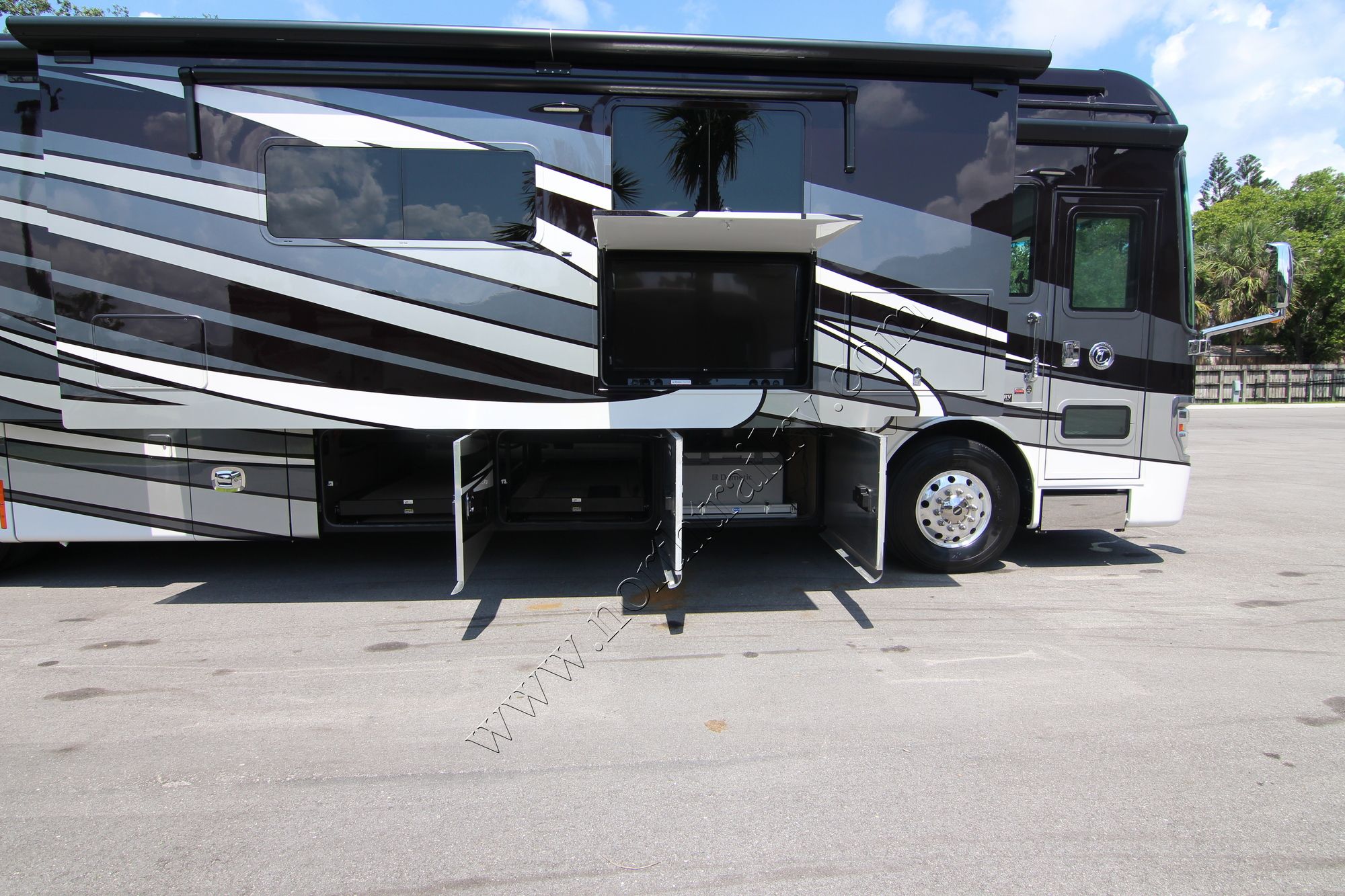 Used 2017 Tiffin Motor Homes Zephyr 45OZ Class A  For Sale