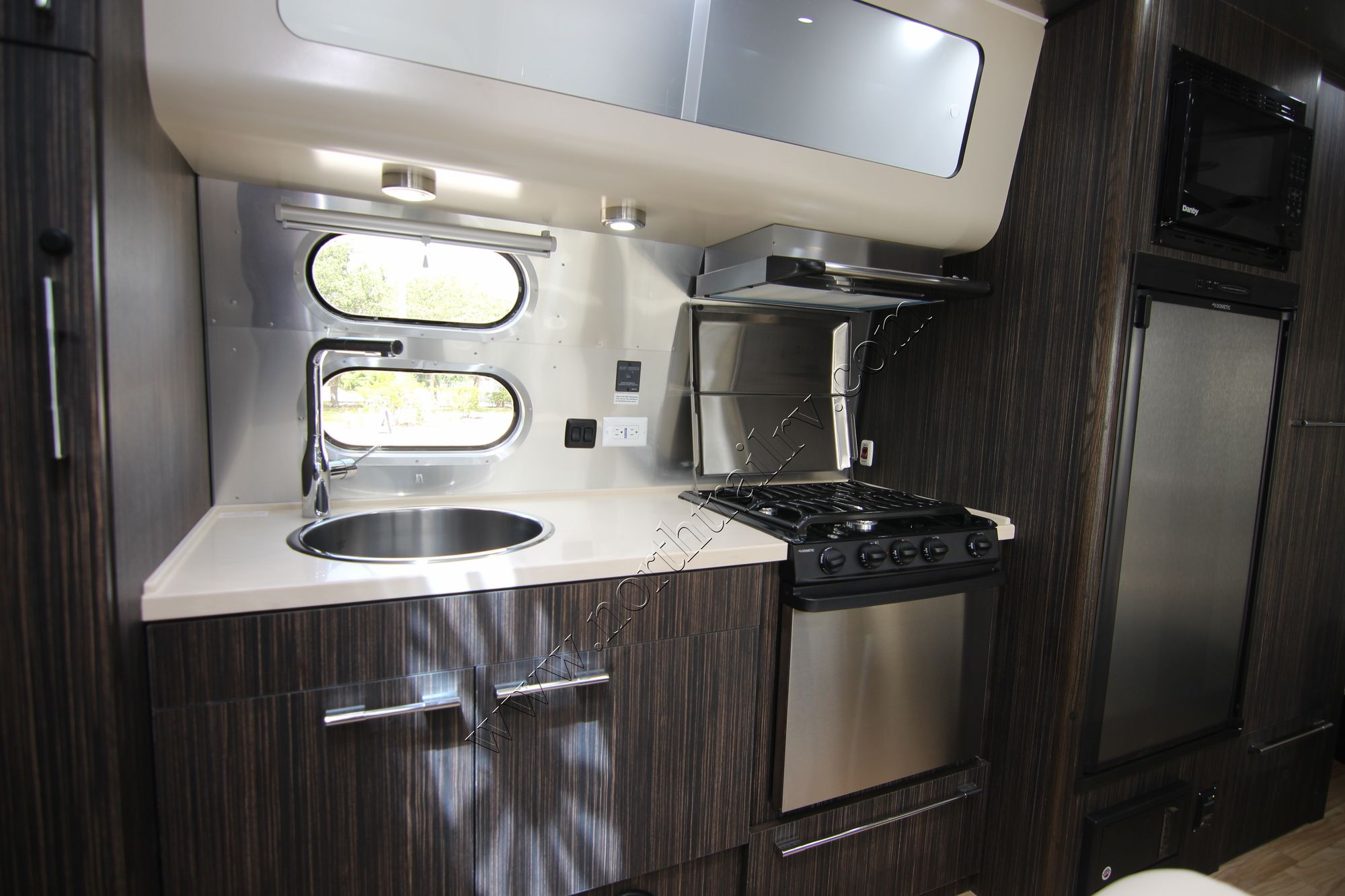 New 2019 Airstream Intl Signature 23FB Travel Trailer  For Sale