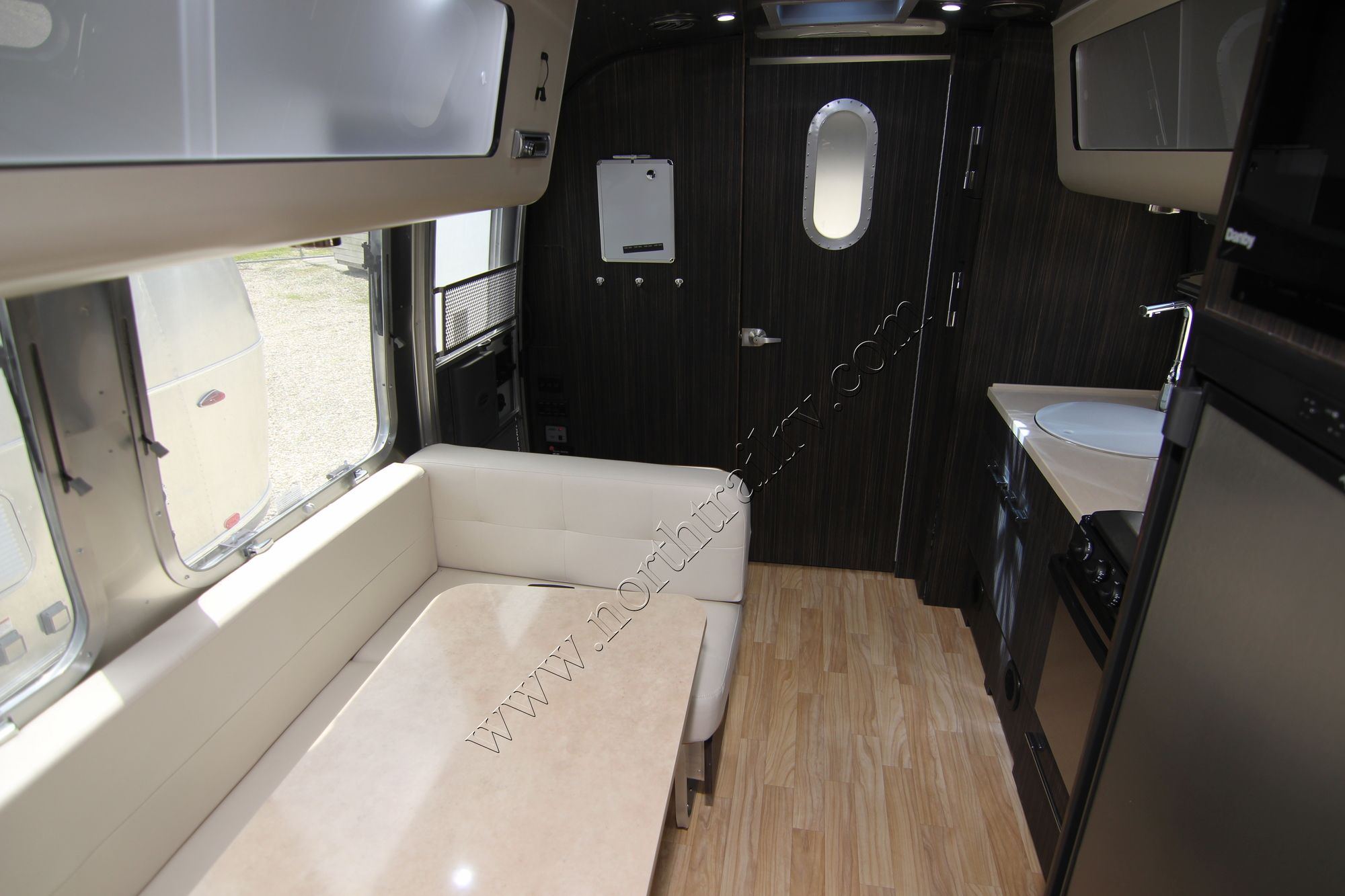 New 2019 Airstream Intl Signature 23FB Travel Trailer  For Sale