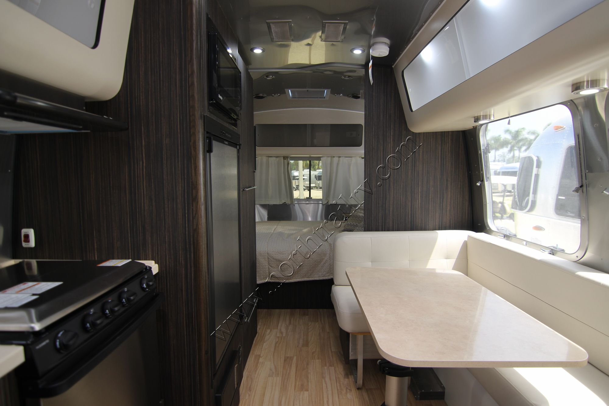 New 2019 Airstream Intl Signature 23FB Travel Trailer  For Sale