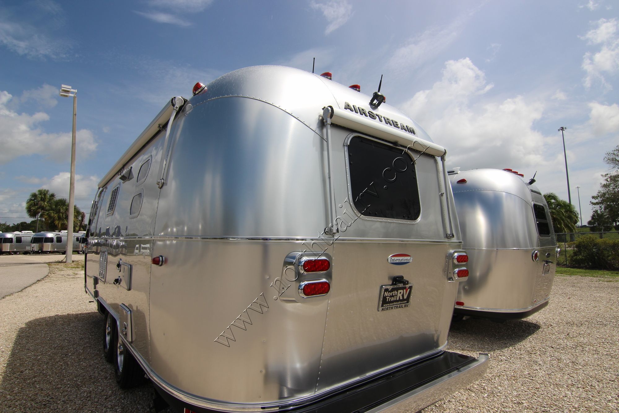 New 2019 Airstream Intl Signature 23FB Travel Trailer  For Sale