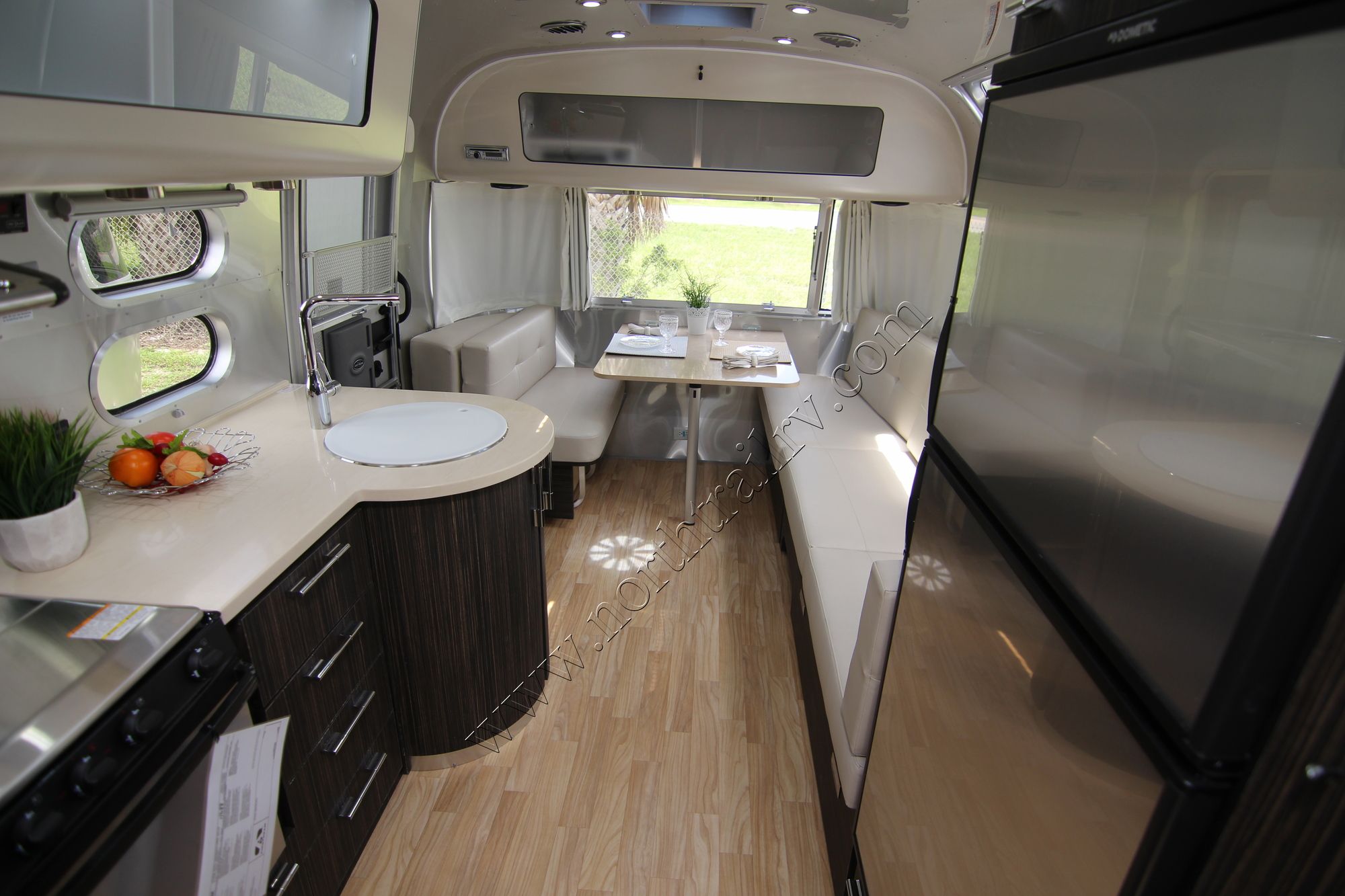 New 2019 Airstream Intl Signature 27FB Travel Trailer  For Sale
