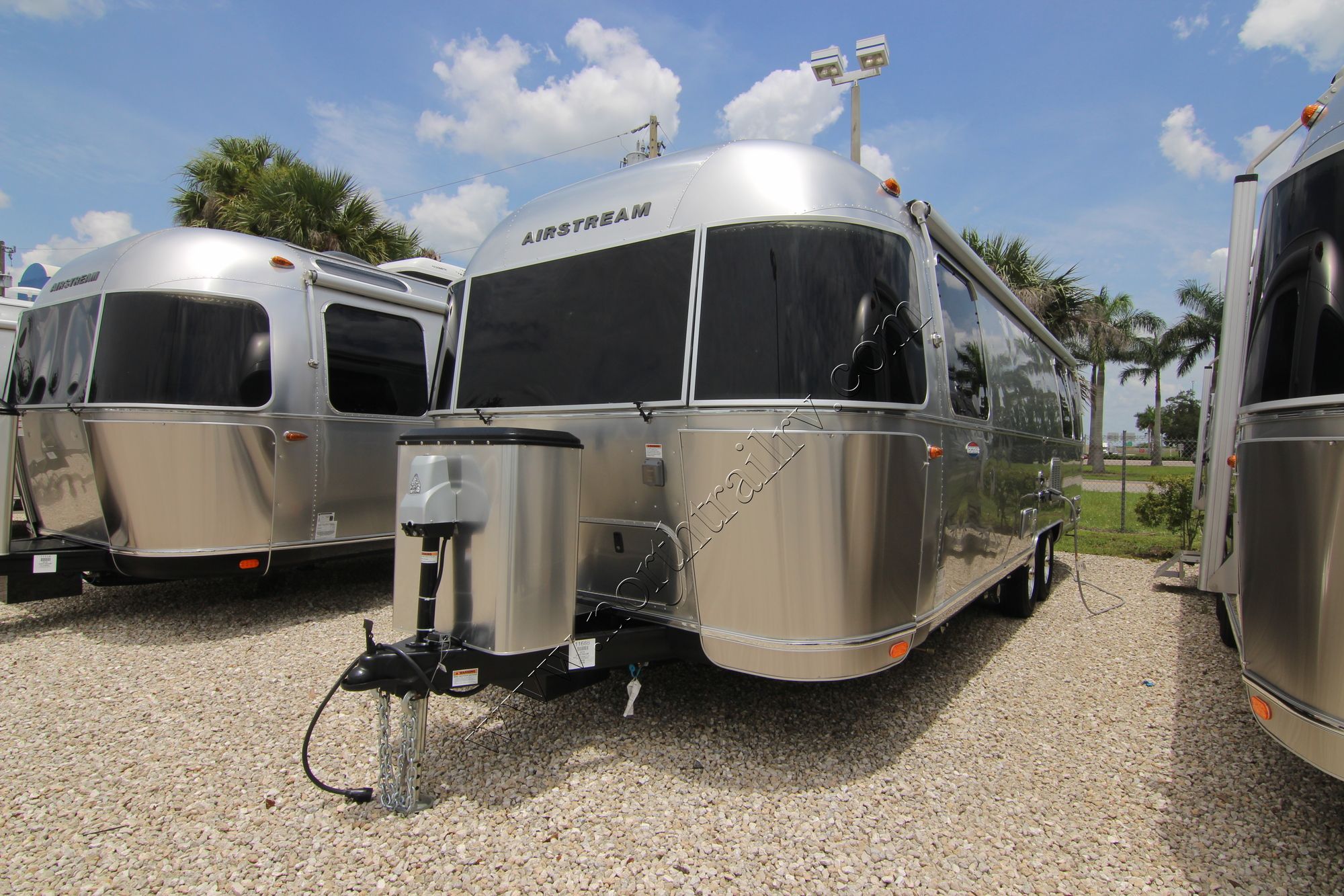 New 2019 Airstream Intl Signature 27FB Travel Trailer  For Sale