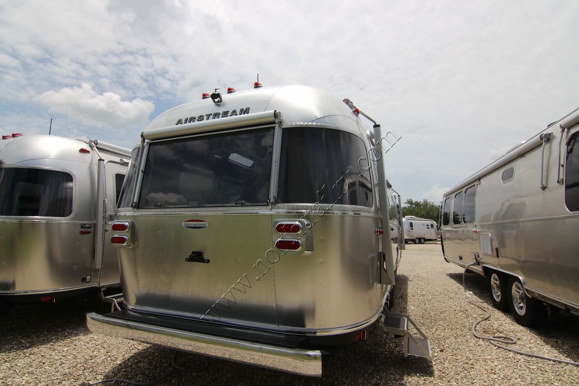 New 2019 Airstream Intl Signature 27FB Travel Trailer  For Sale
