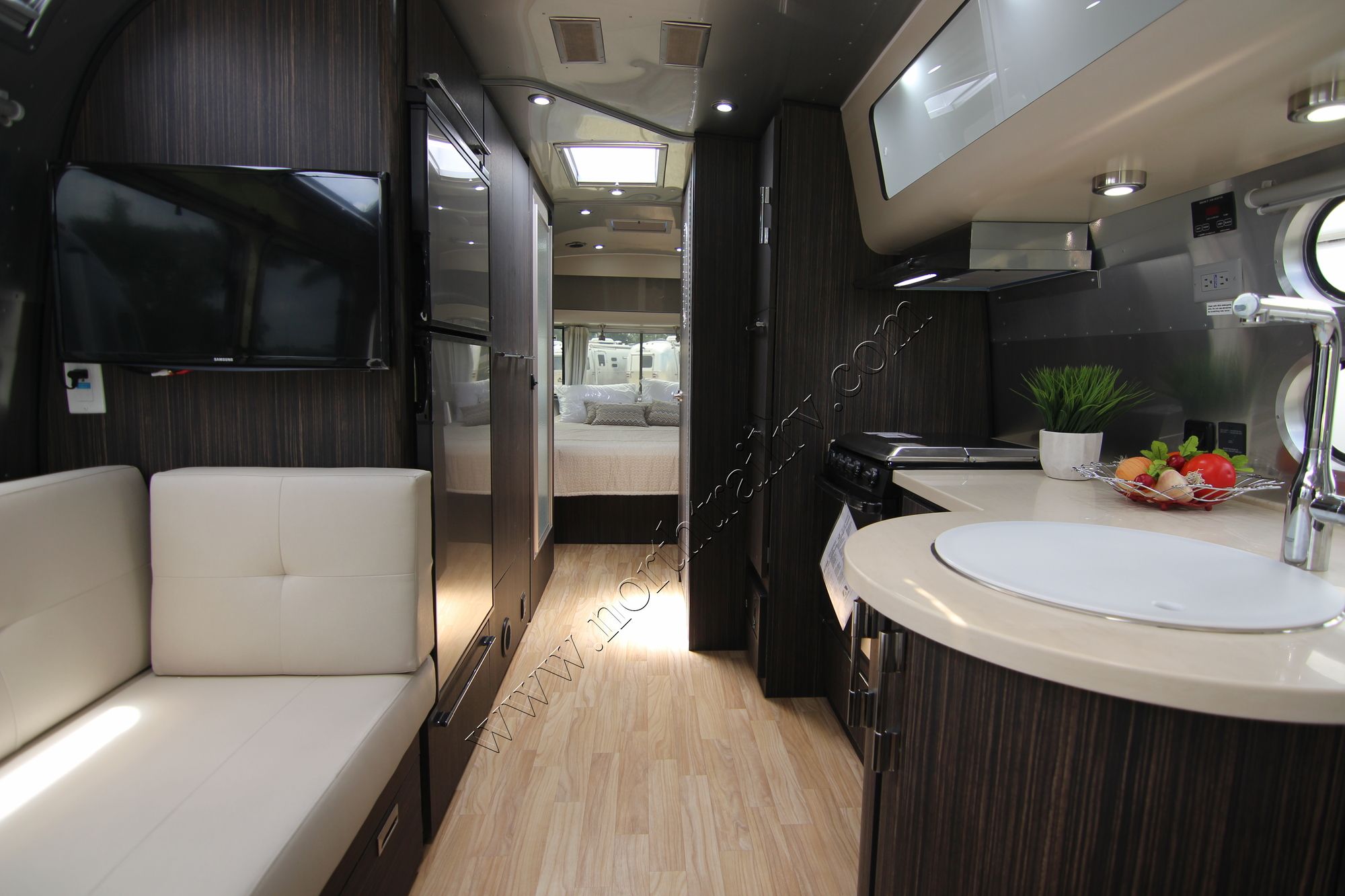 New 2019 Airstream Intl Signature 27FB Travel Trailer  For Sale