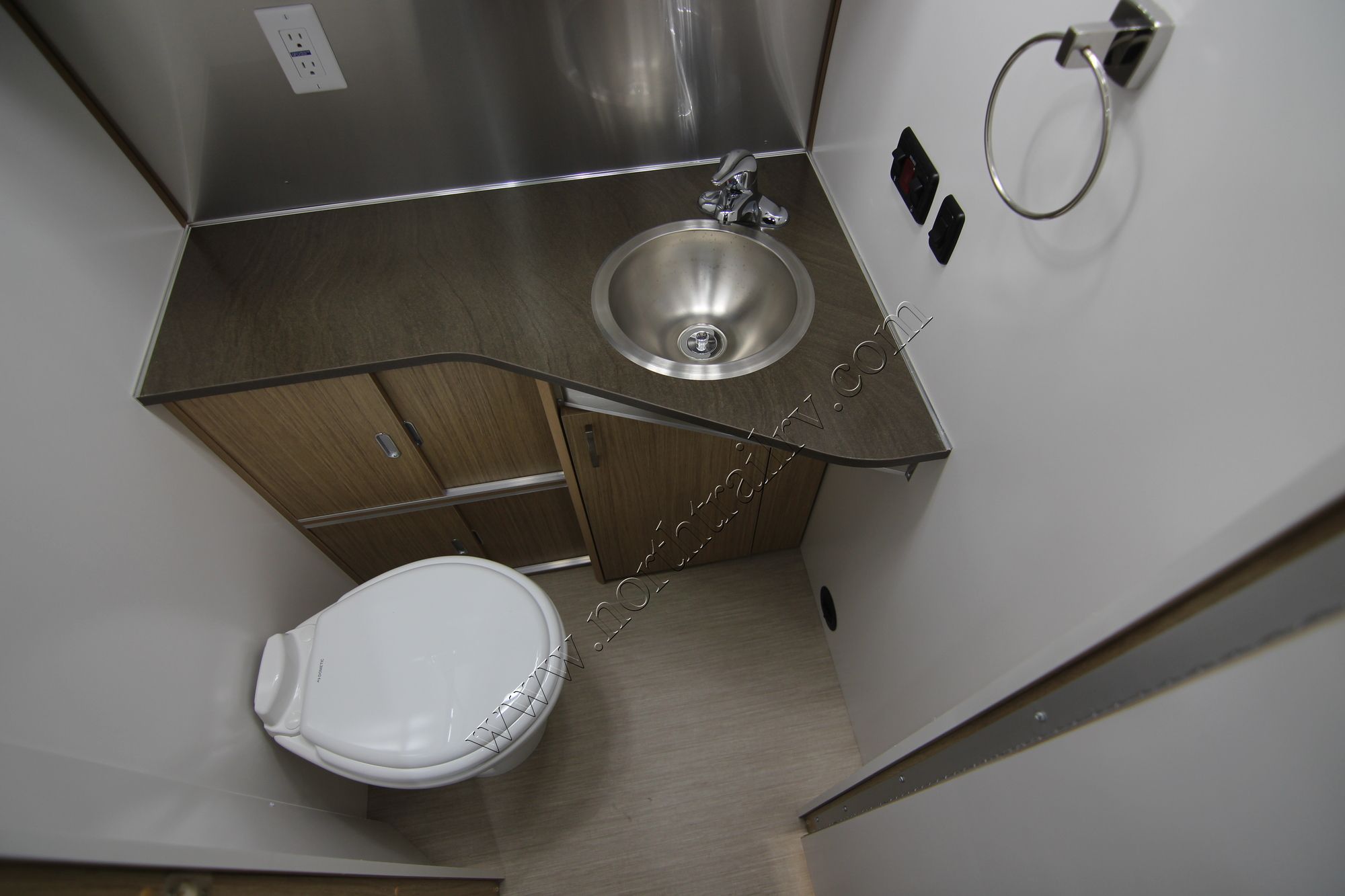 New 2019 Airstream Flying Cloud 25FB Travel Trailer  For Sale