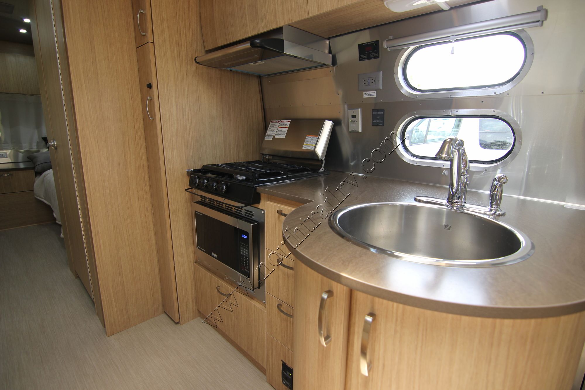 New 2019 Airstream Flying Cloud 25FB Travel Trailer  For Sale
