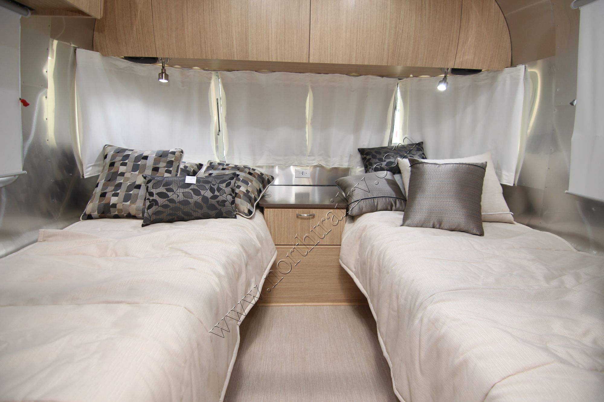 New 2019 Airstream Flying Cloud 25FB Travel Trailer  For Sale