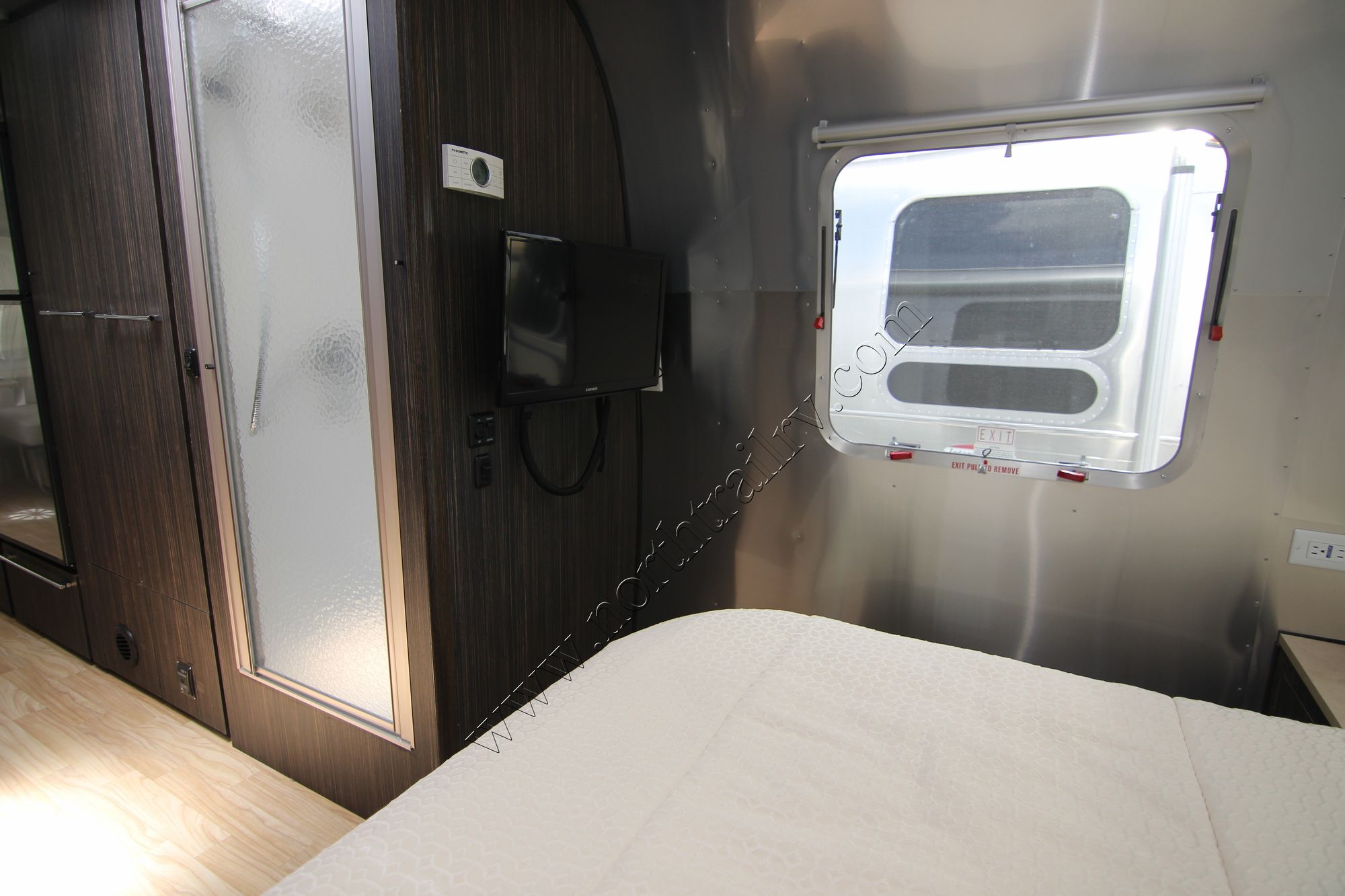 New 2019 Airstream Intl Signature 27FB Travel Trailer  For Sale