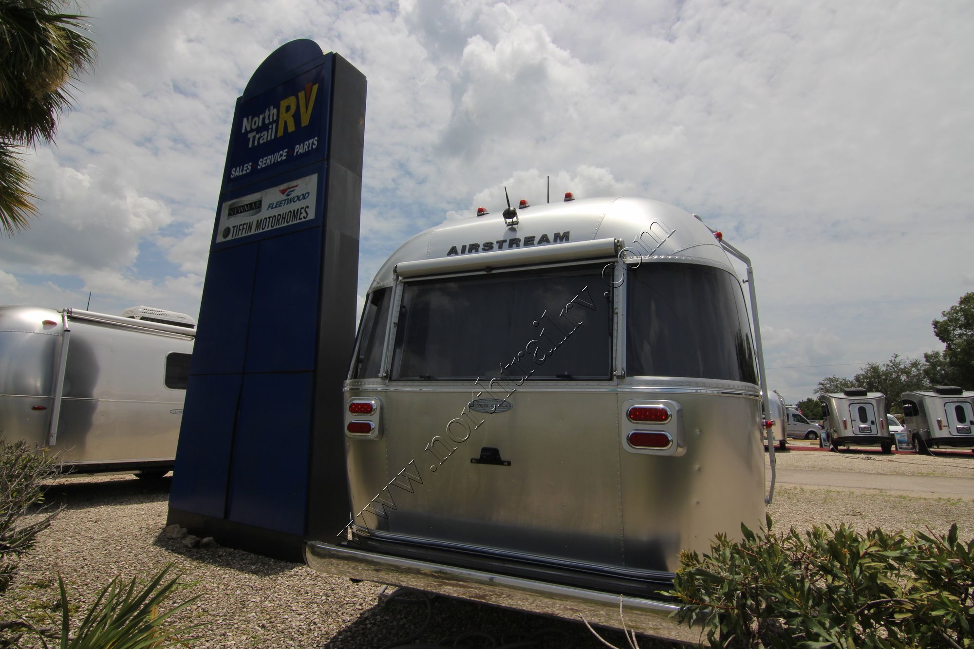 New 2019 Airstream Flying Cloud 25FB Travel Trailer  For Sale