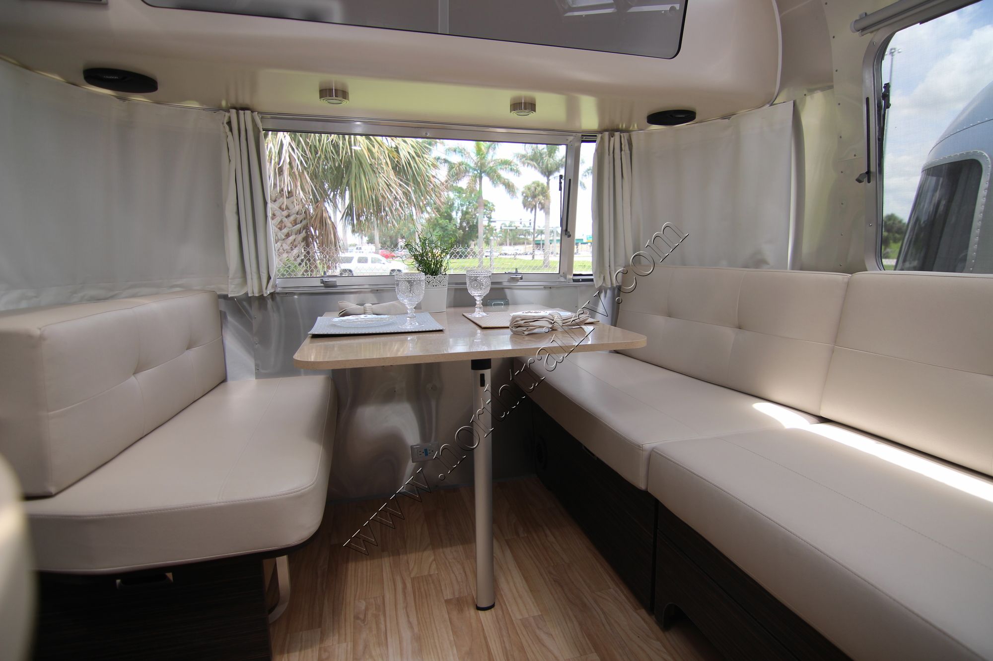 New 2019 Airstream Intl Signature 27FB Travel Trailer  For Sale
