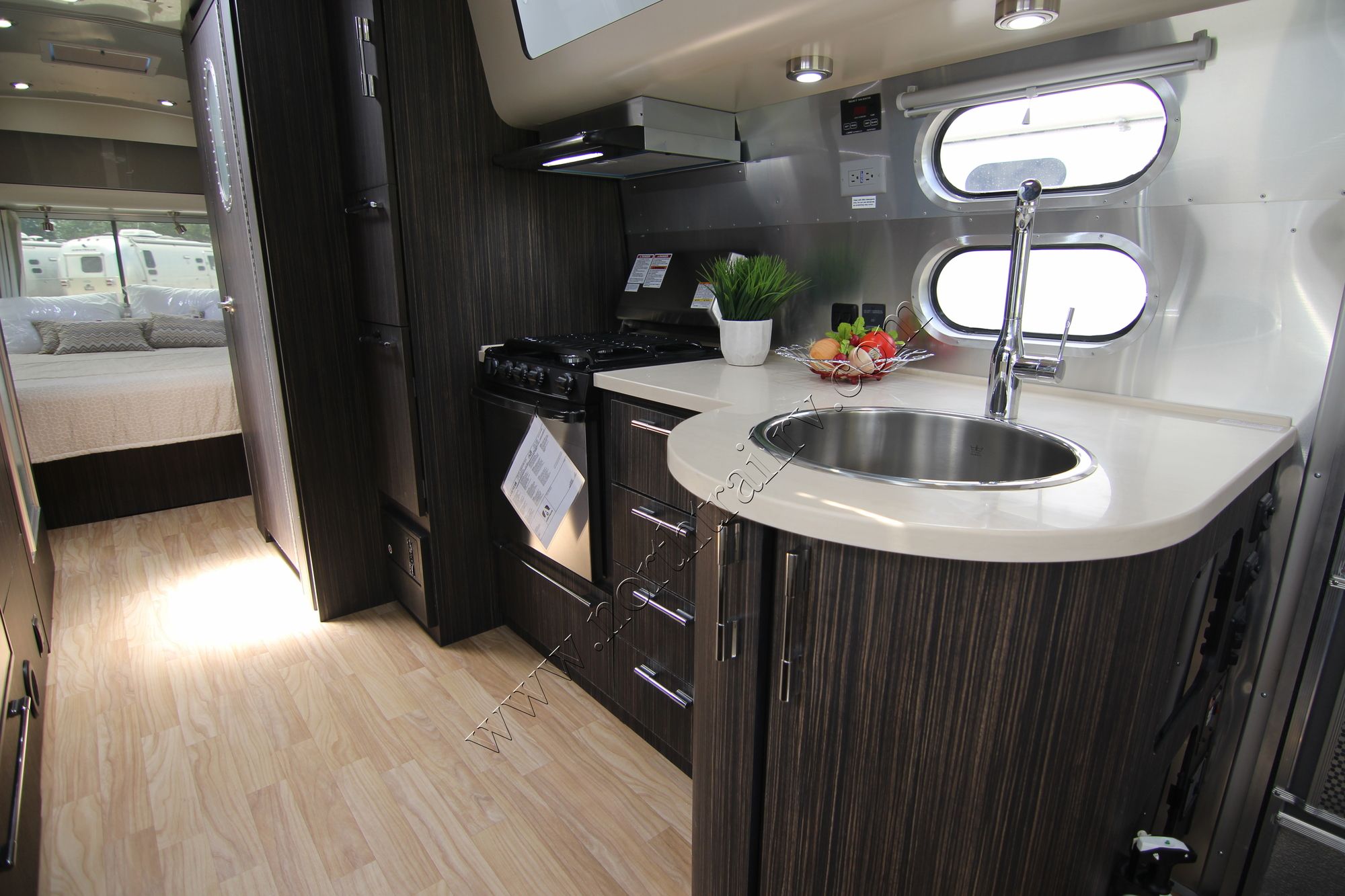 New 2019 Airstream Intl Signature 27FB Travel Trailer  For Sale
