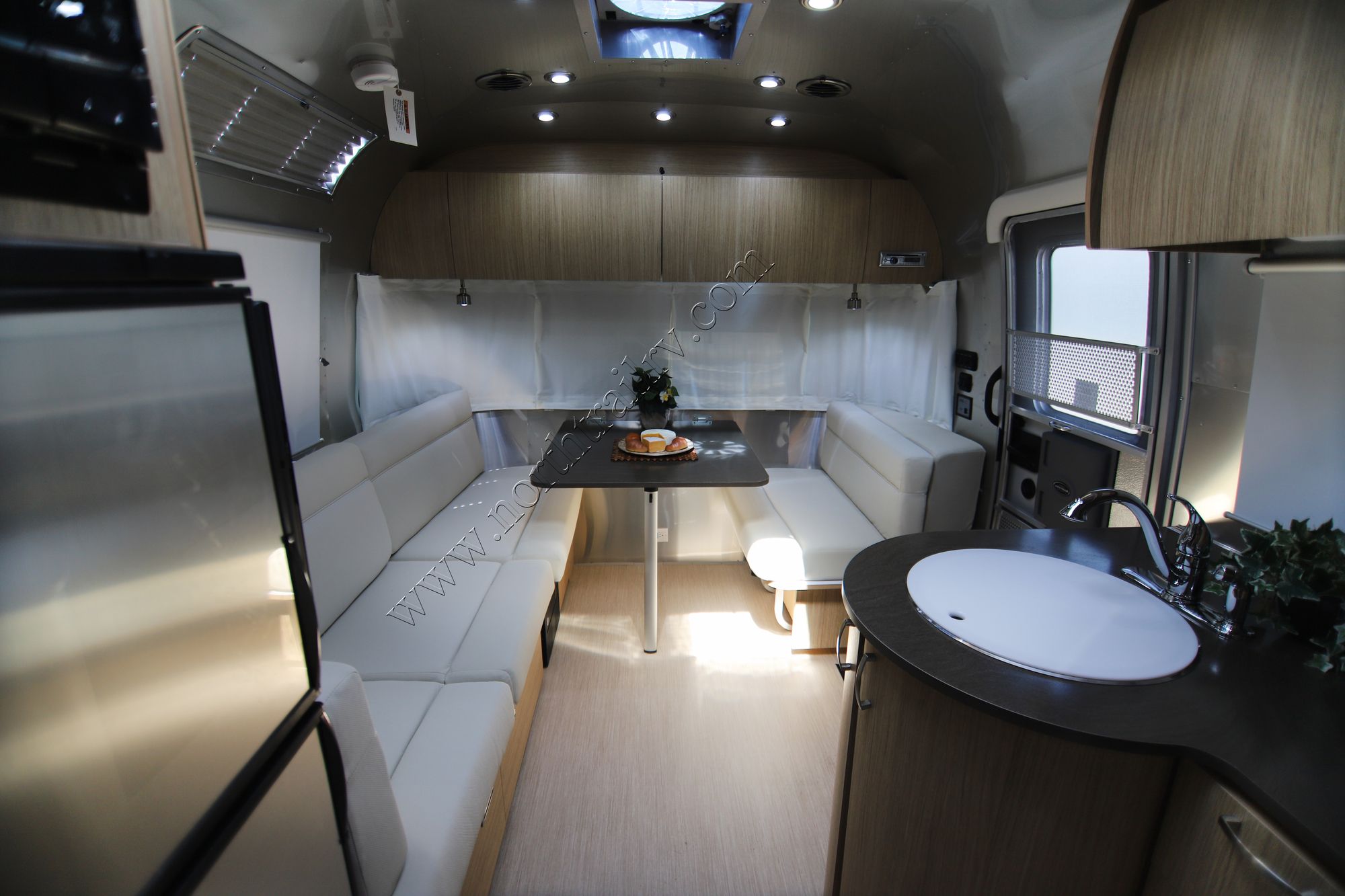 New 2019 Airstream Flying Cloud 25RB Travel Trailer  For Sale