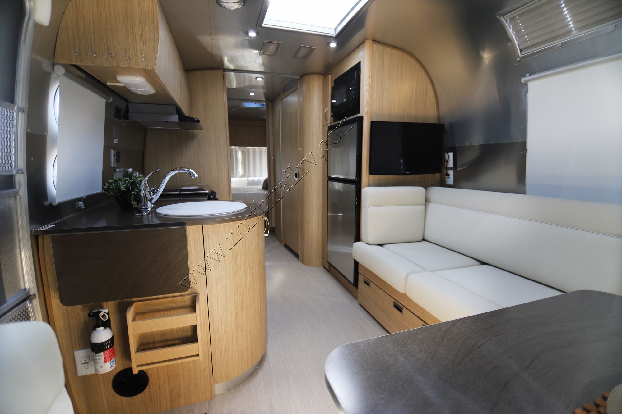 New 2019 Airstream Flying Cloud 25RB Travel Trailer  For Sale