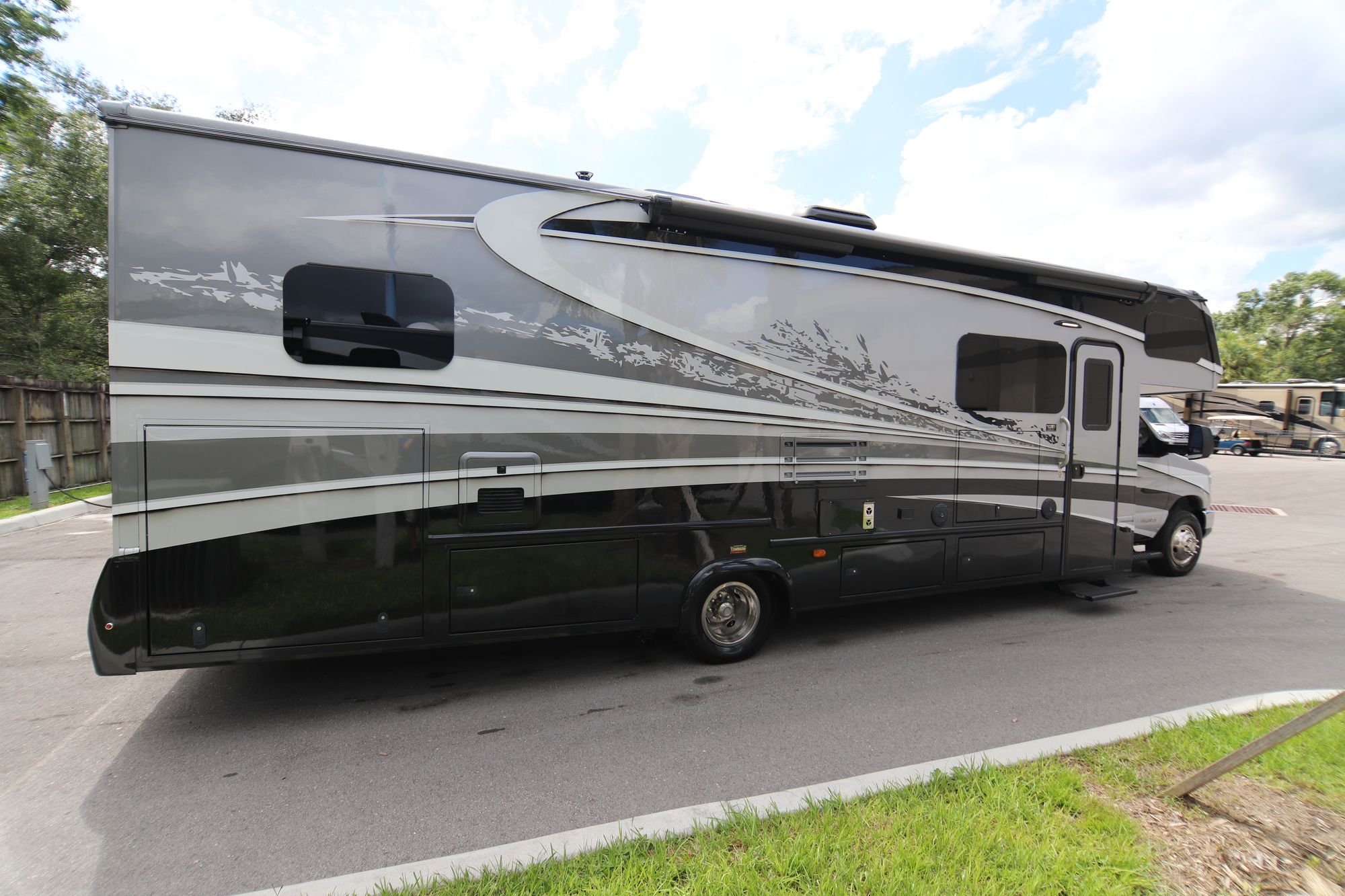 Used 2018 Dynamax Isata 4 31DS Class C  For Sale