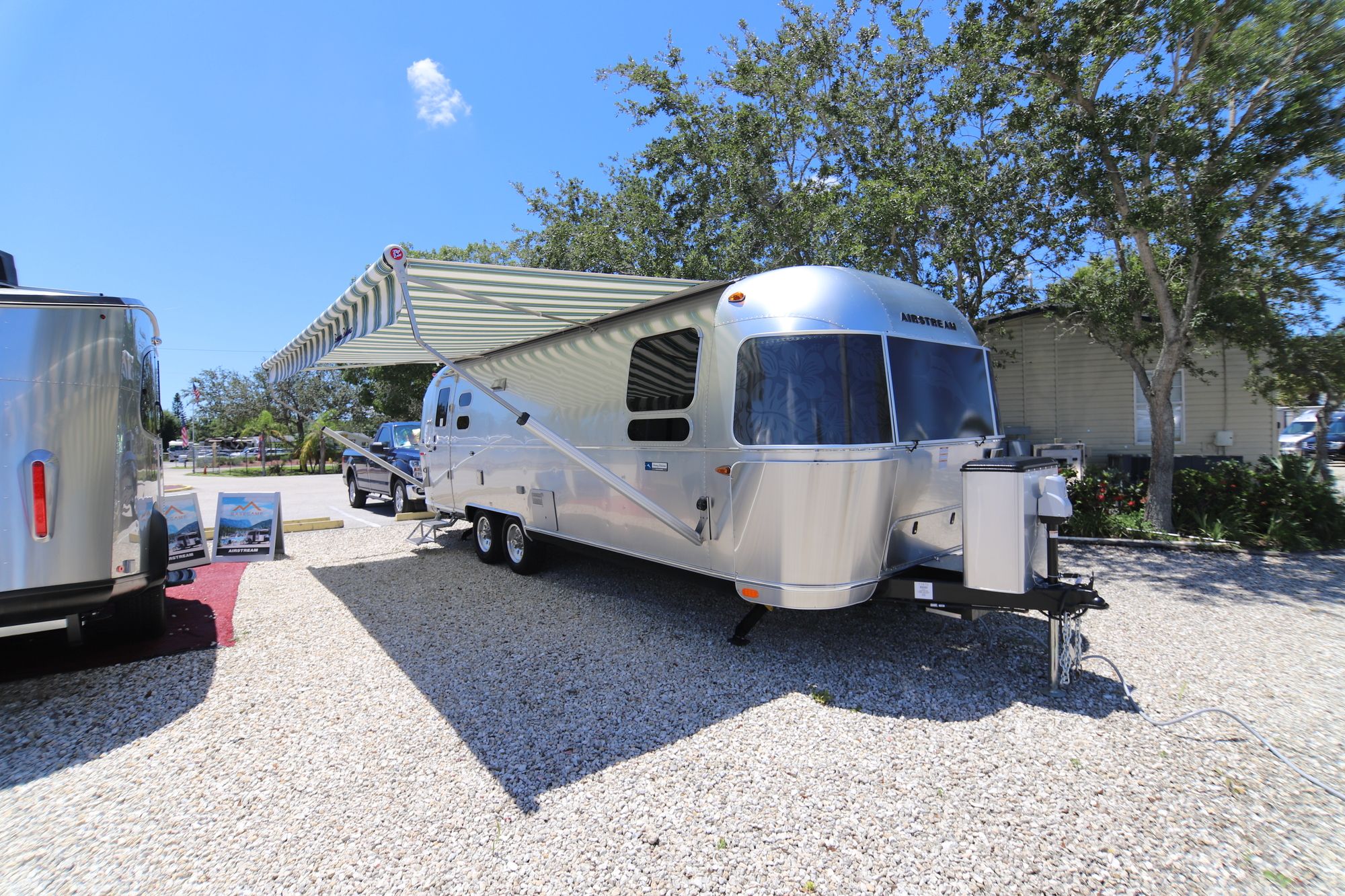 New 2019 Airstream Tommy Bahama 27FB Travel Trailer  For Sale