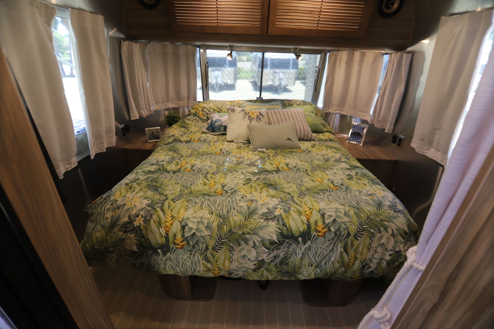 New 2019 Airstream Tommy Bahama 27FB Travel Trailer  For Sale