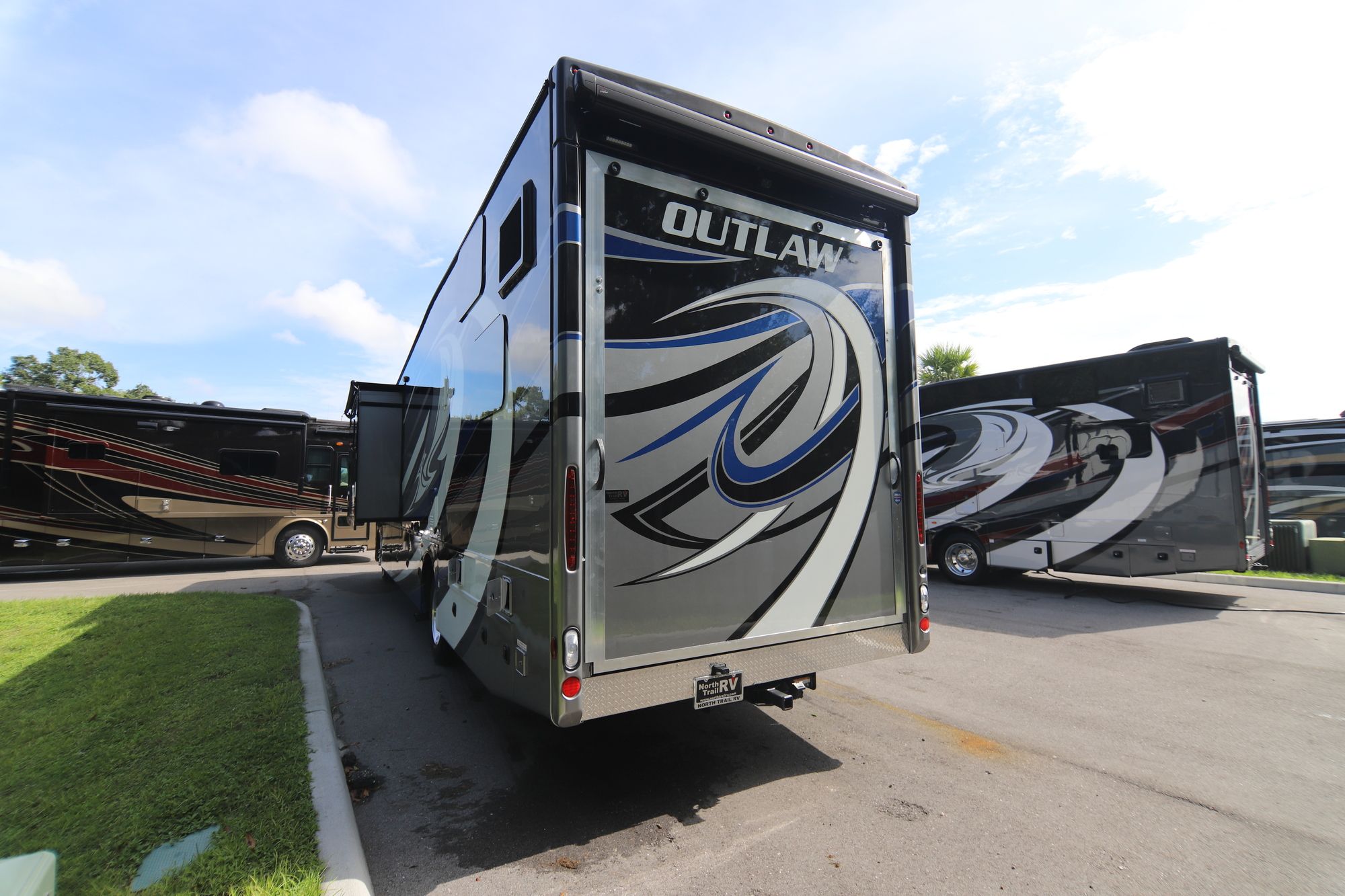 New 2019 Thor Outlaw TOYHAULER Class A  For Sale