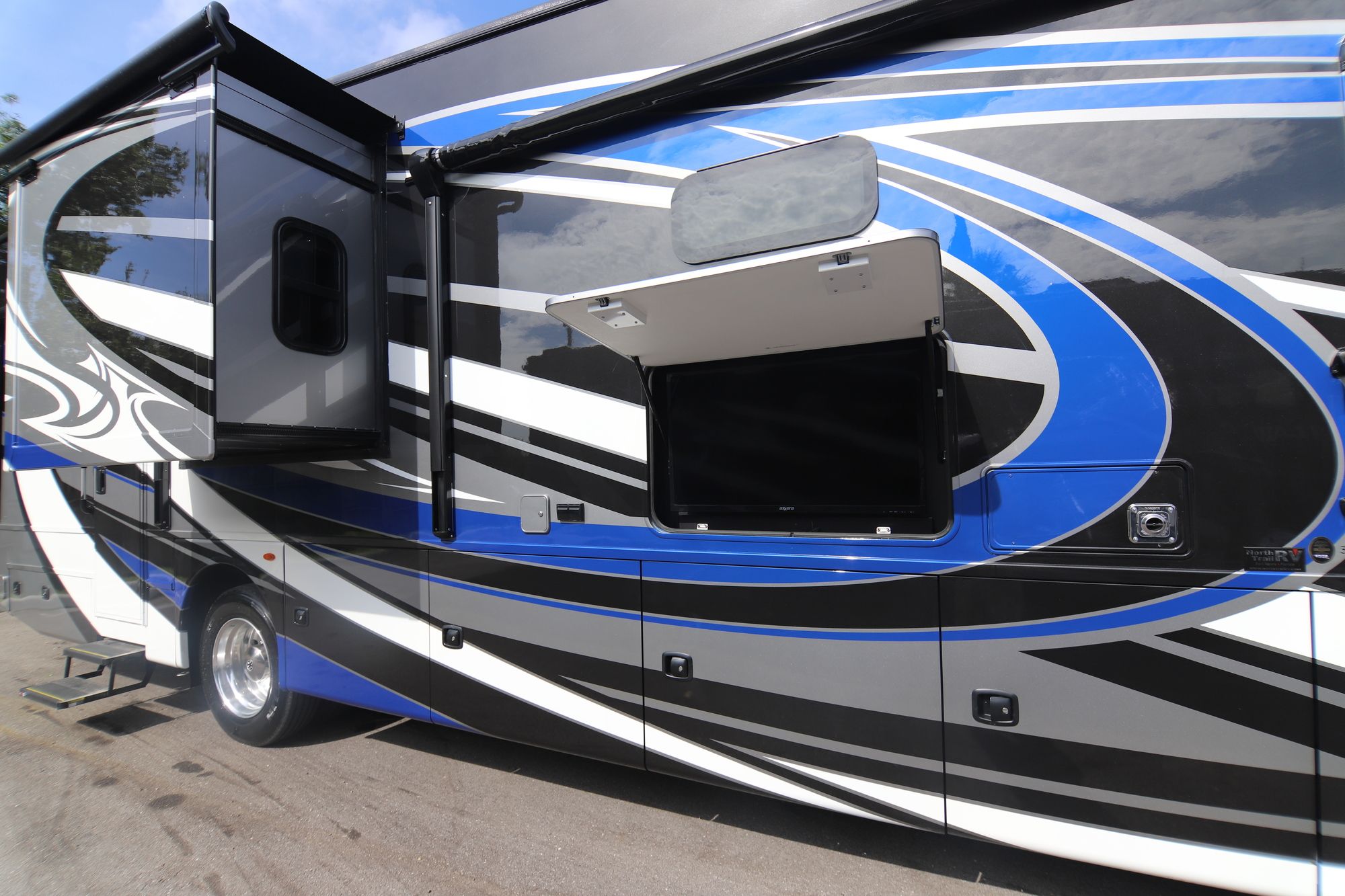 New 2019 Thor Outlaw TOYHAULER Class A  For Sale