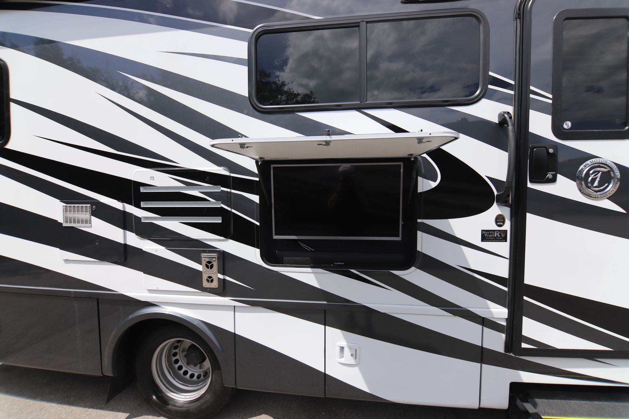 Used 2018 Tiffin Motor Homes Wayfarer 24QW Class C  For Sale