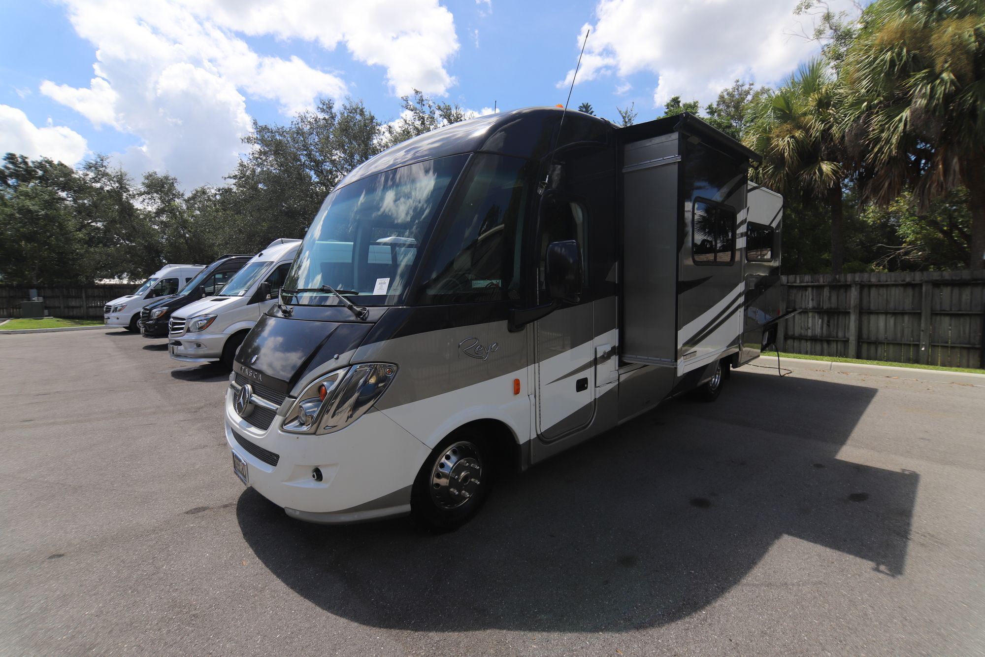 Used 2015 Itasca Reyo 25T Class A  For Sale