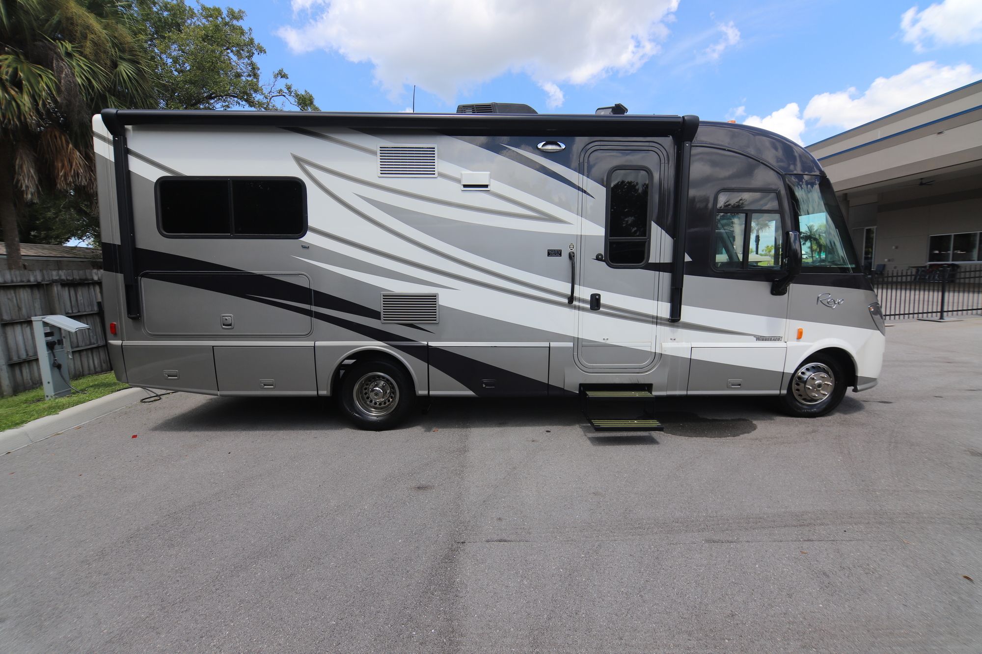 Used 2015 Itasca Reyo 25T Class A  For Sale