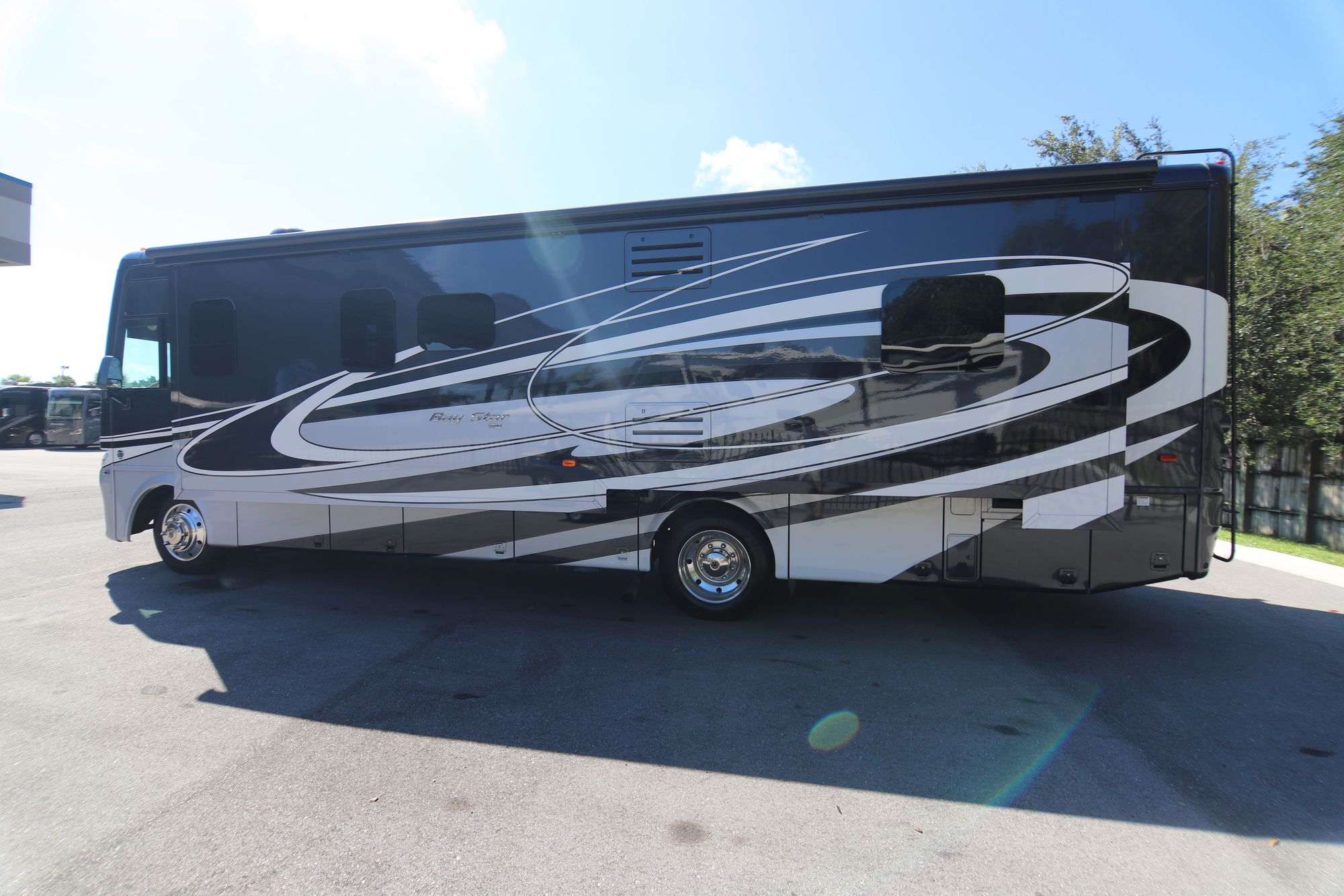 Used 2017 Newmar Bay Star 3333 Class A  For Sale