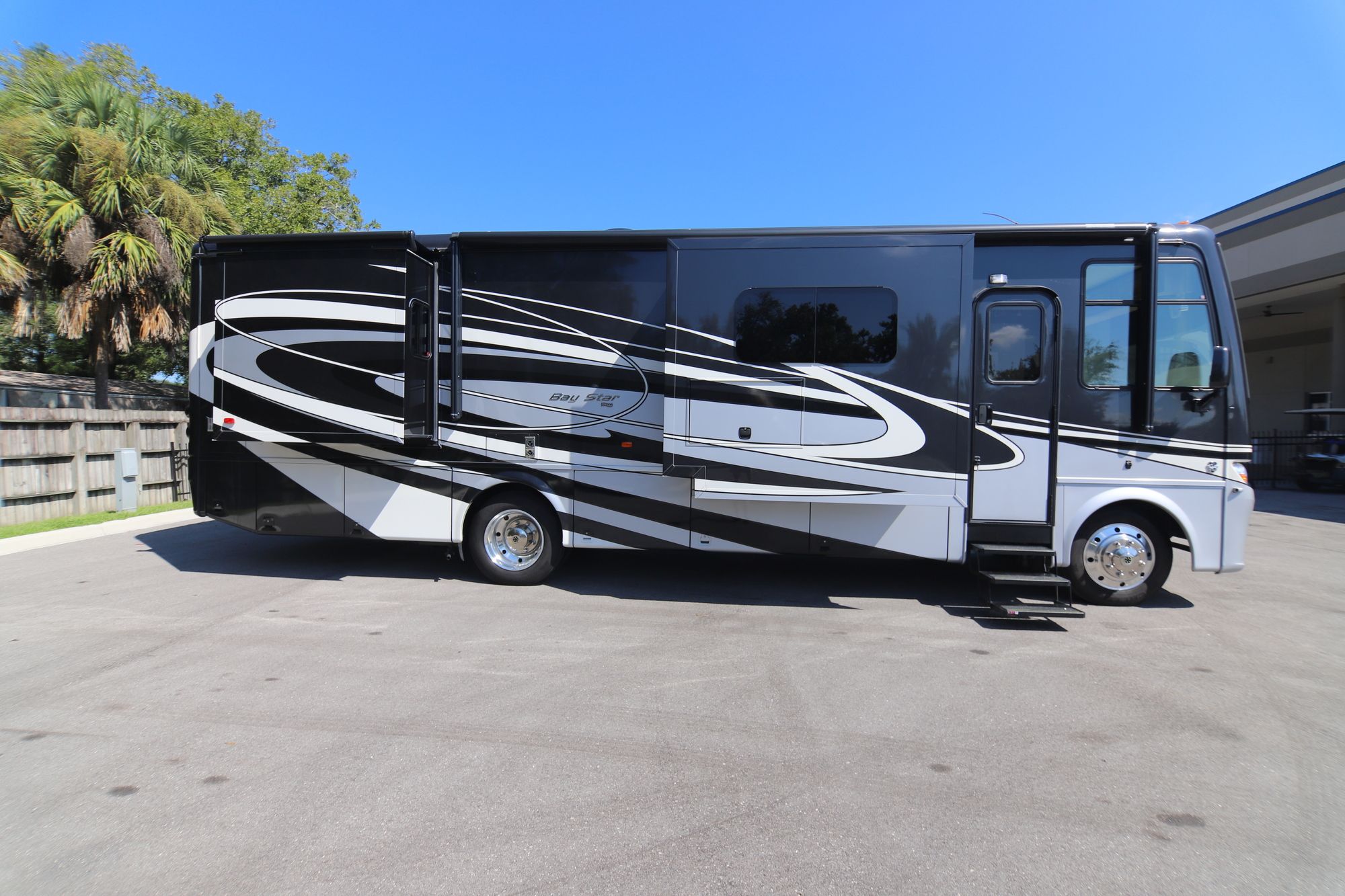 Used 2017 Newmar Bay Star 3333 Class A  For Sale