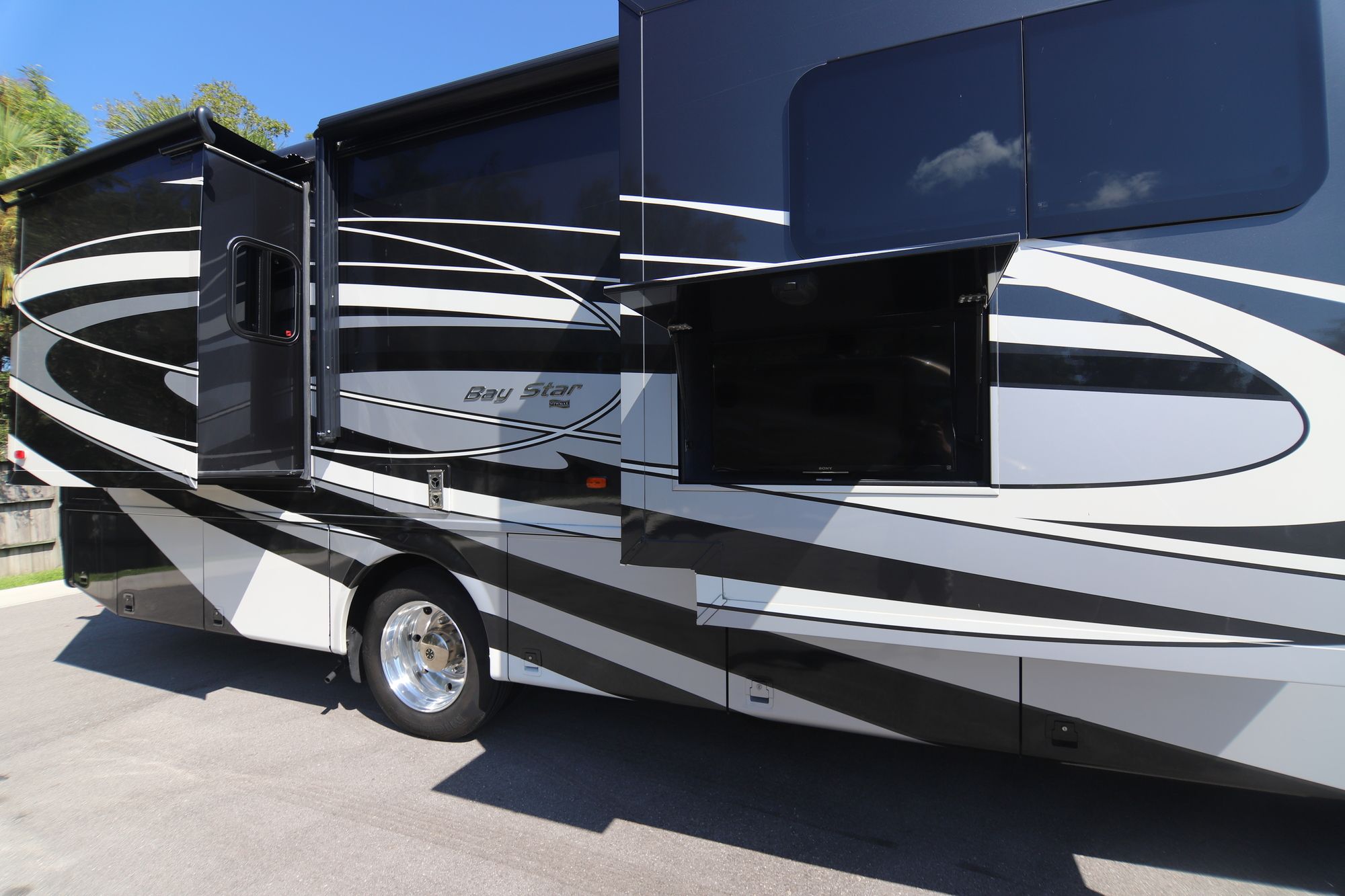 Used 2017 Newmar Bay Star 3333 Class A  For Sale