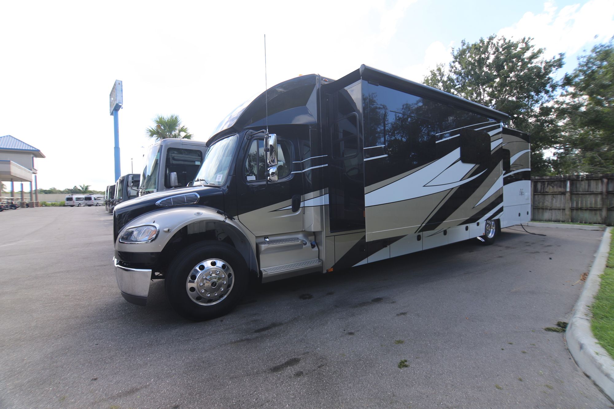 New 2019 Renegade Rv Verona 40VRB Super C  For Sale
