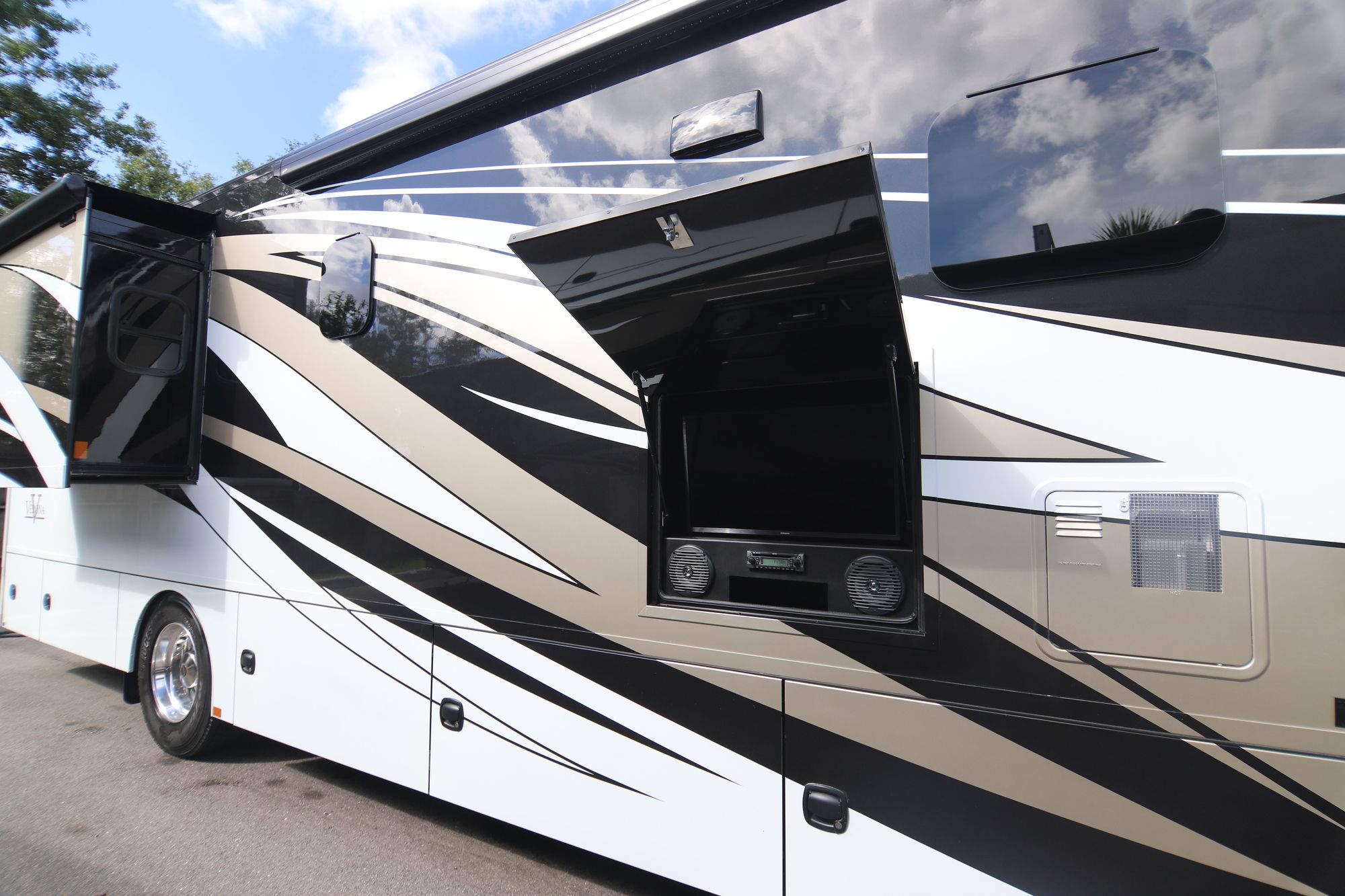 New 2019 Renegade Rv Verona 40VRB Super C  For Sale