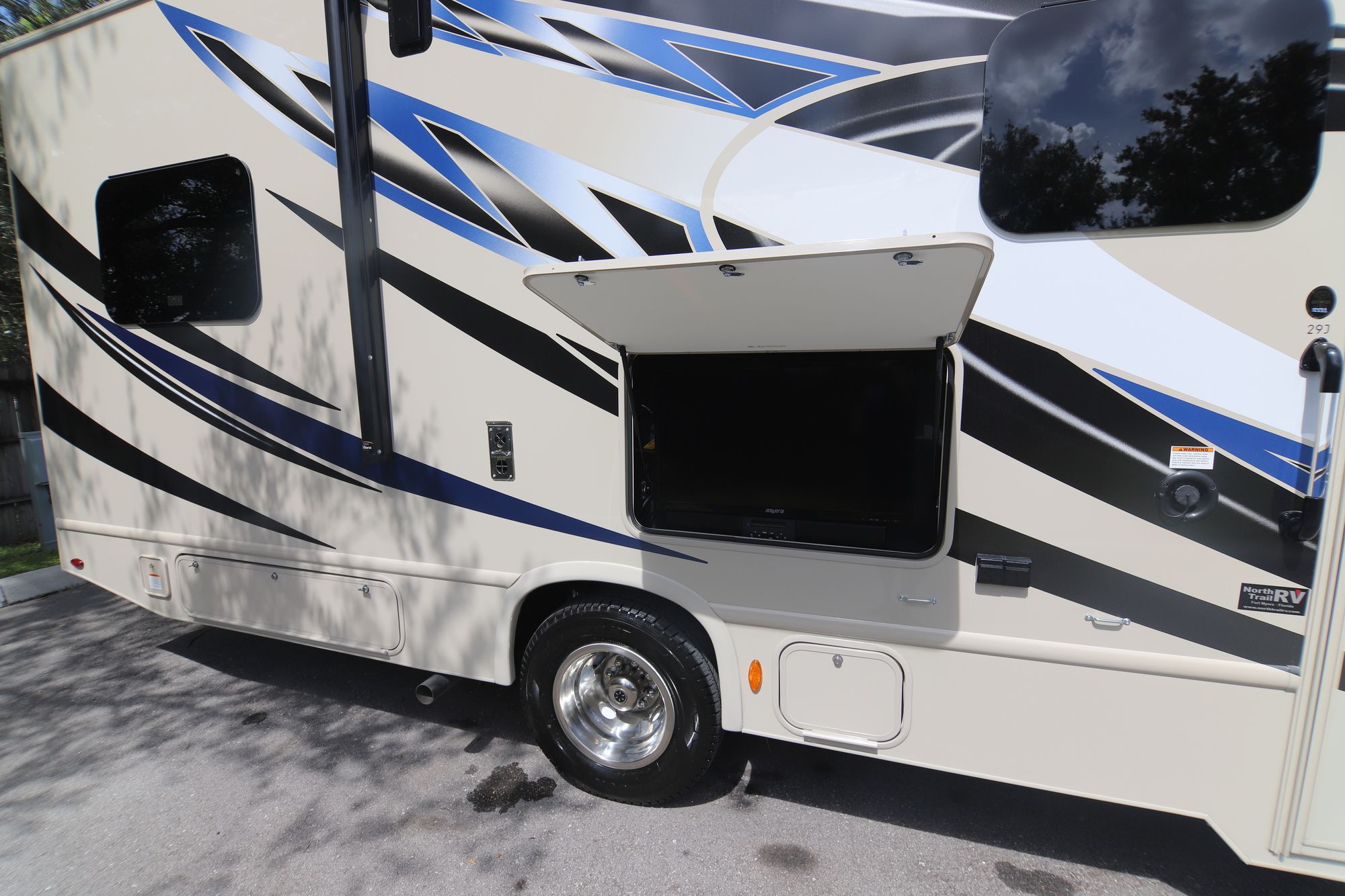 New 2019 Thor Outlaw TOYHAULER Class C  For Sale