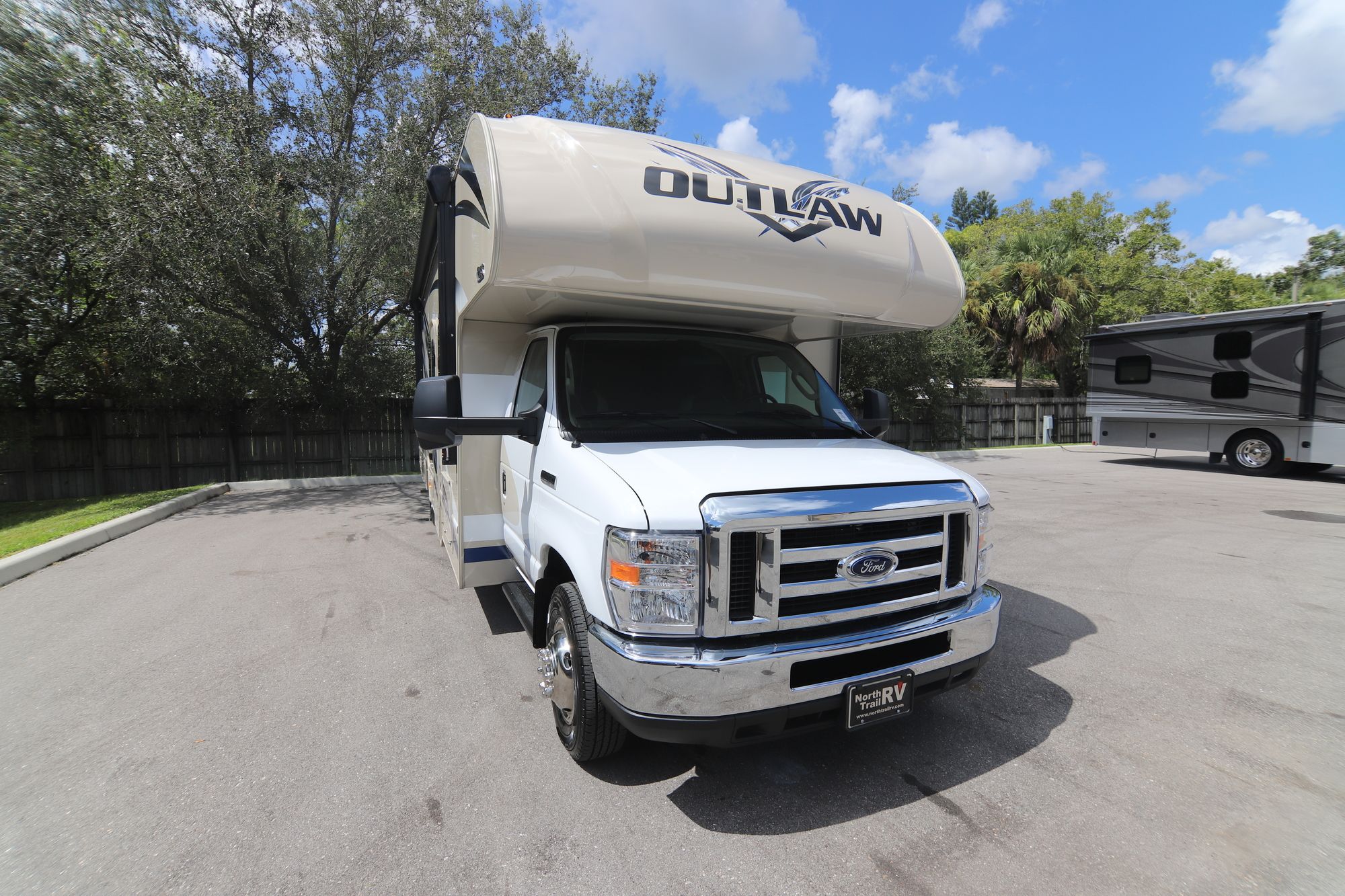 New 2019 Thor Outlaw TOYHAULER Class C  For Sale